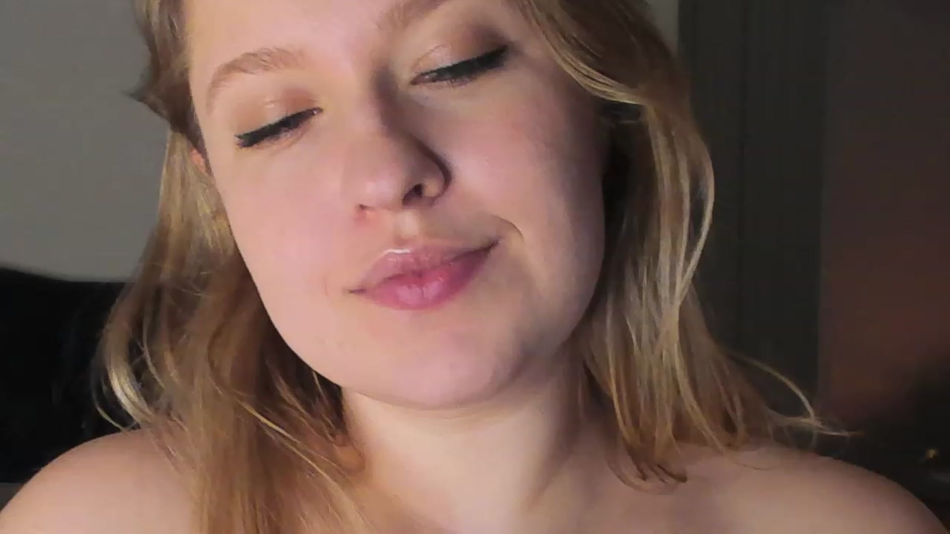Gallery image thumbnail from SensualAdict's myfreecams stream on, 12/22/2022, 19:32 image 8 of 20