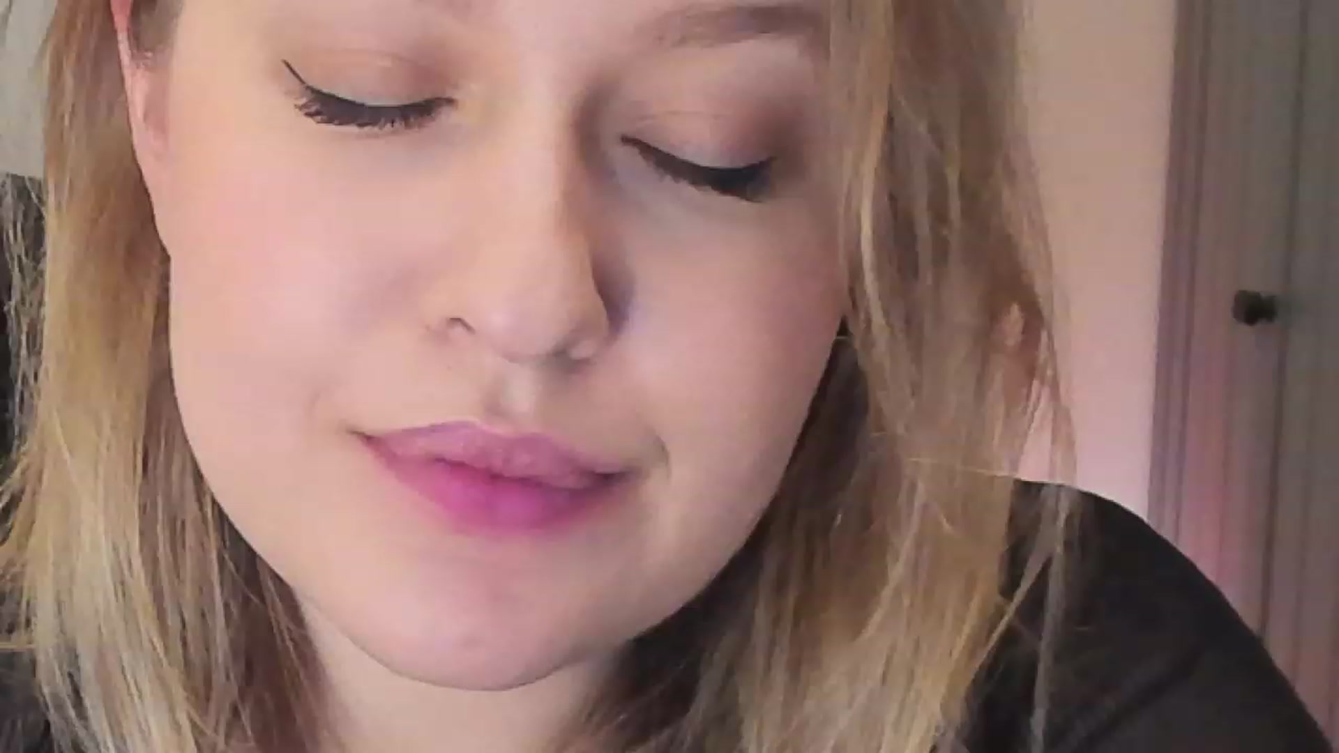 Gallery image thumbnail from SensualAdict's myfreecams stream on, 12/23/2022, 17:35 image 16 of 20