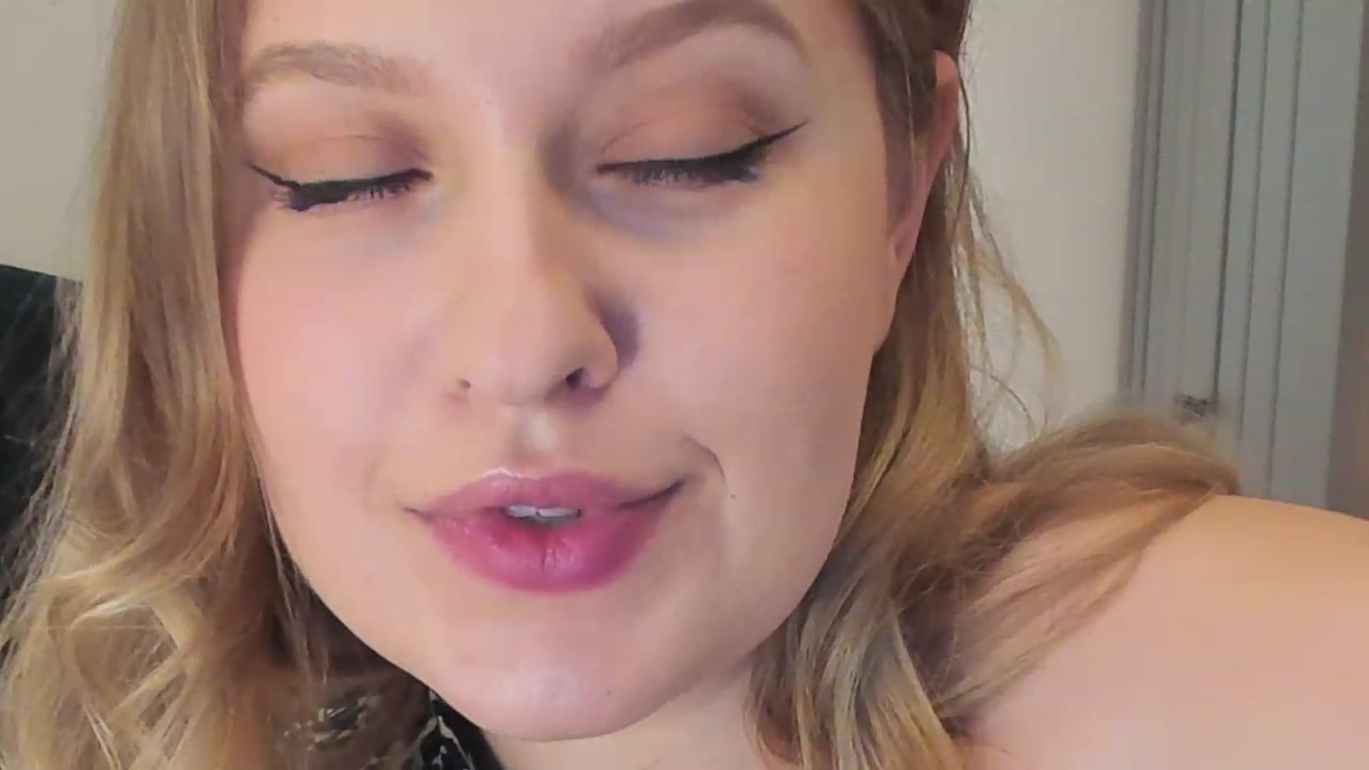 Gallery image thumbnail from SensualAdict's myfreecams stream on, 12/27/2022, 15:41 image 12 of 20