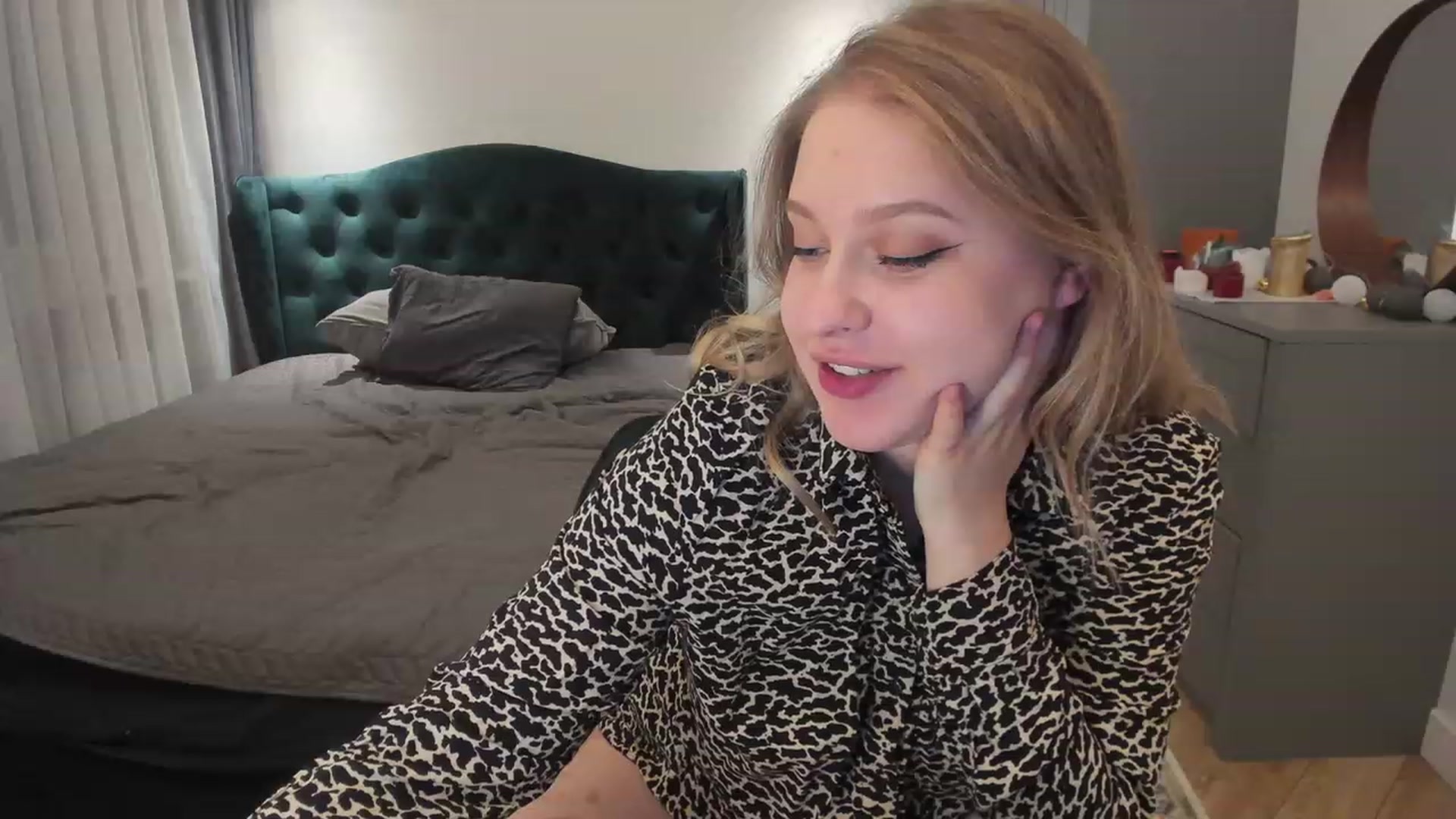 Gallery image thumbnail from SensualAdict's myfreecams stream on, 12/27/2022, 18:27 image 7 of 20