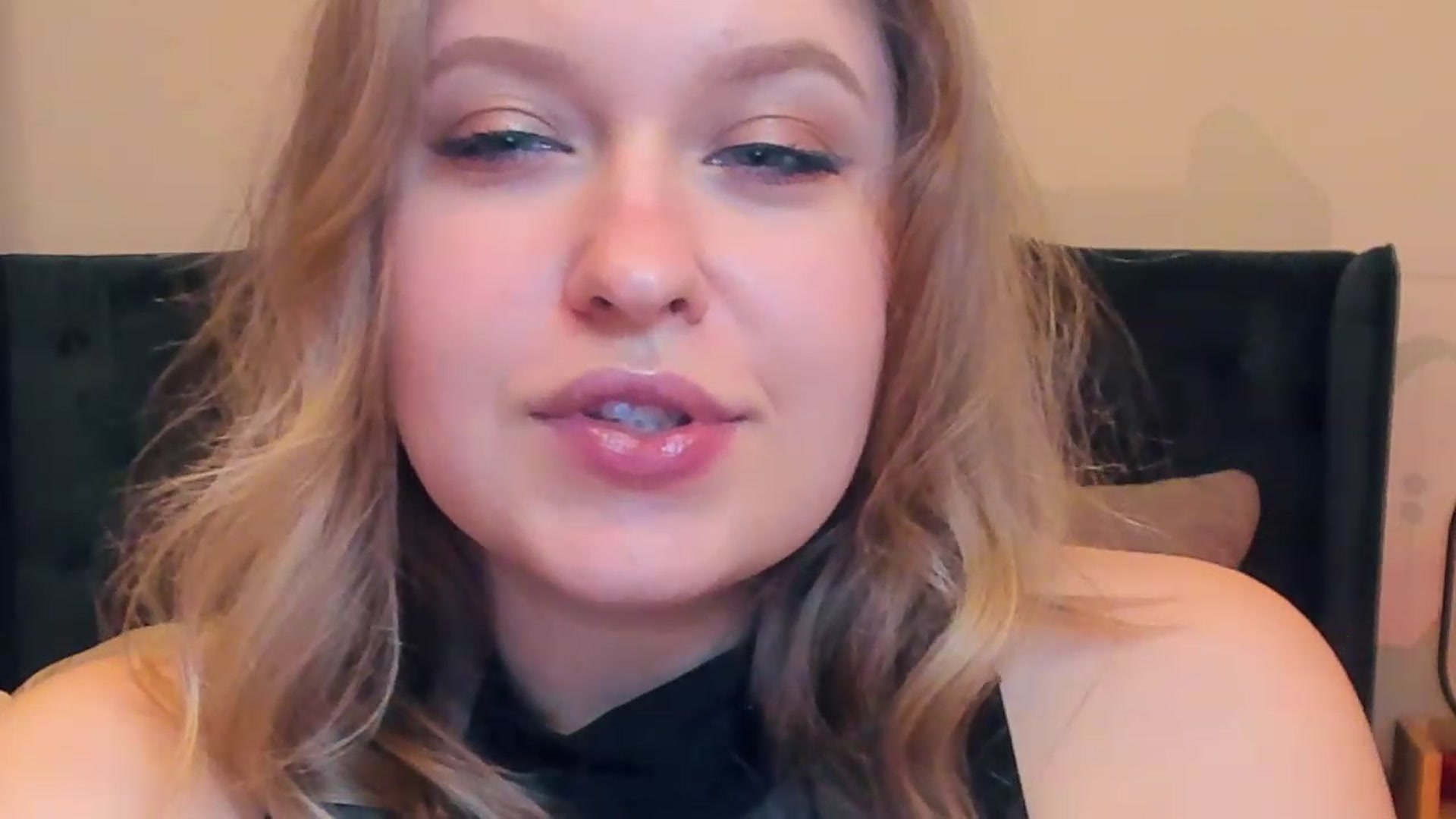 Gallery image thumbnail from SensualAdict's myfreecams stream on, 01/18/2023, 18:49 image 14 of 20