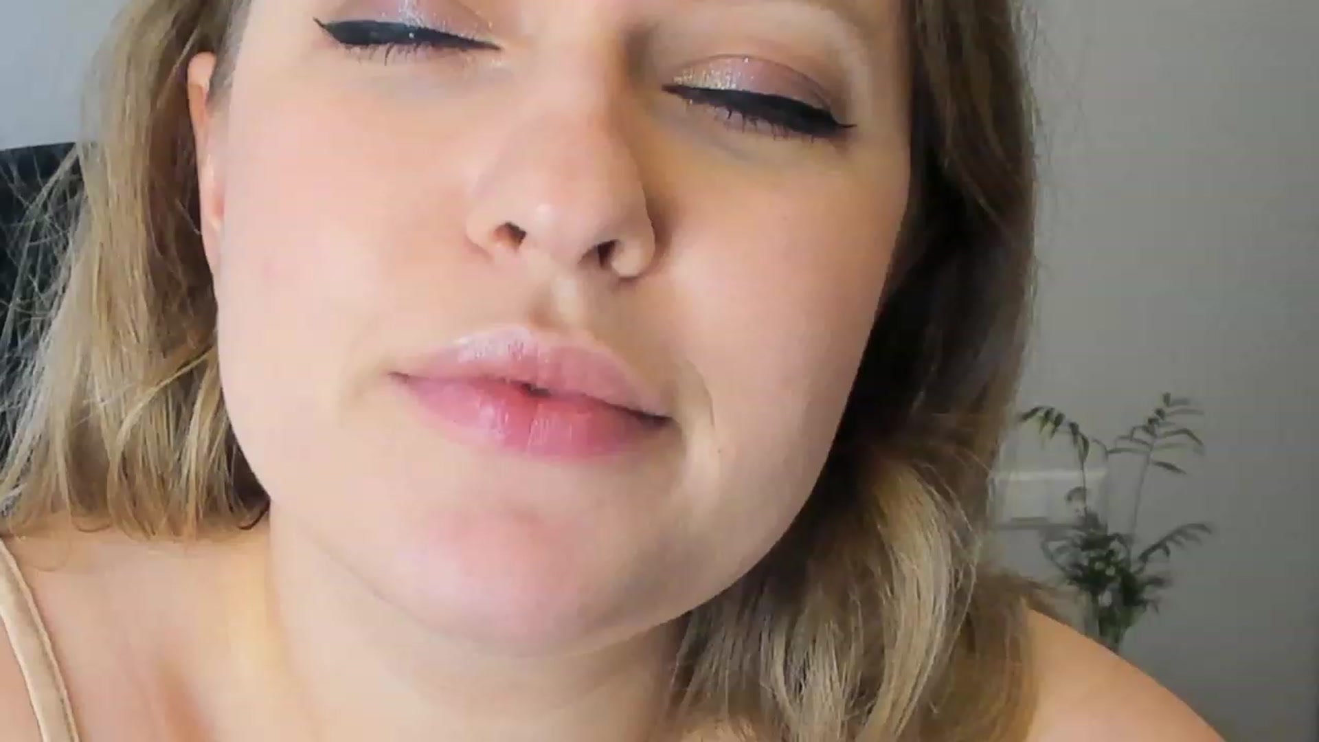 Gallery image thumbnail from SensualAdict's myfreecams stream on, 03/08/2023, 17:18 image 3 of 20