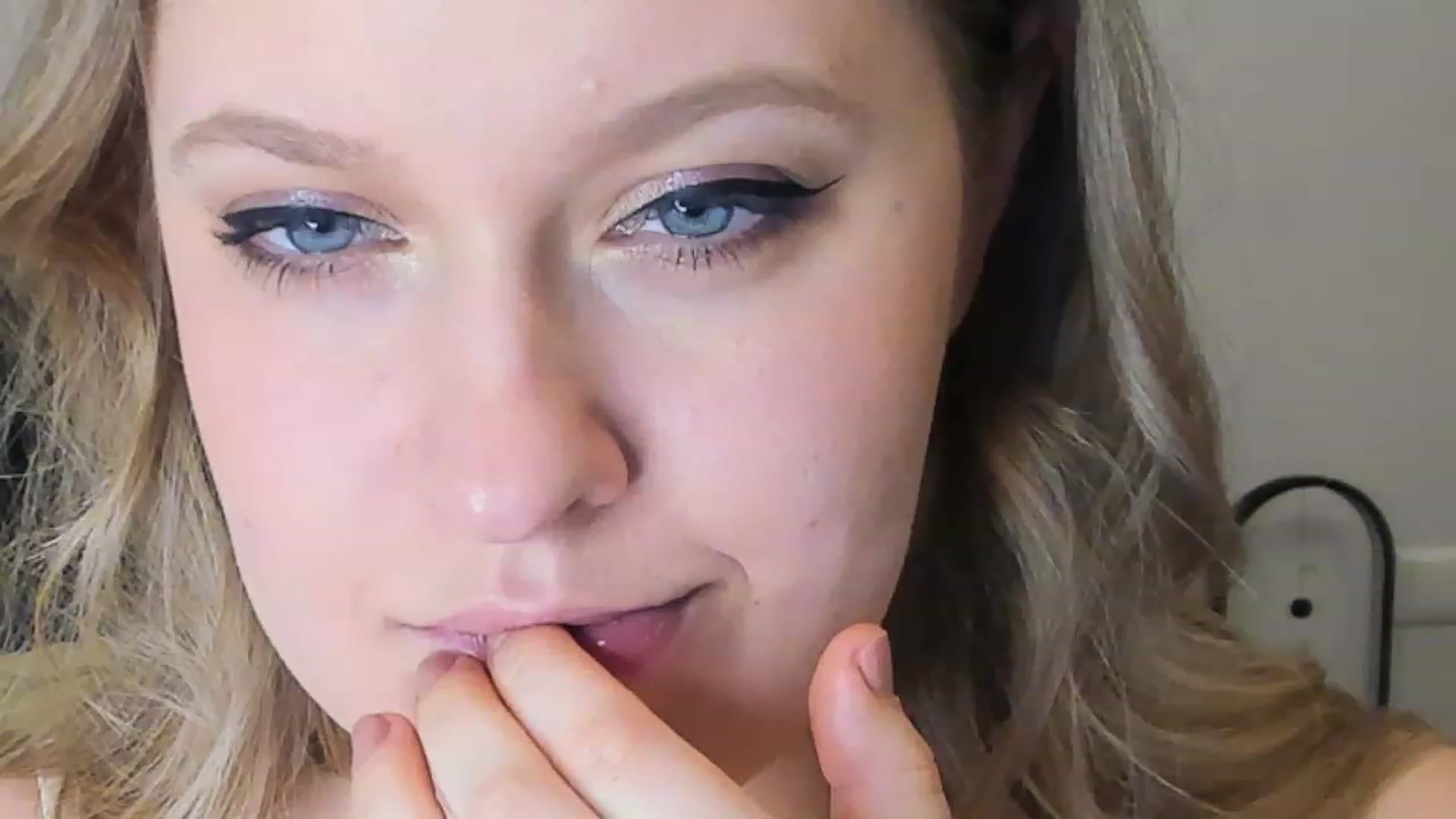 Gallery image thumbnail from SensualAdict's myfreecams stream on, 03/08/2023, 17:18 image 14 of 20