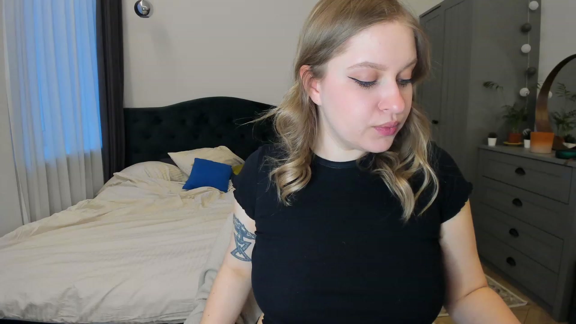 Gallery image thumbnail from SensualAdict's myfreecams stream on, 03/22/2023, 16:34 image 10 of 20