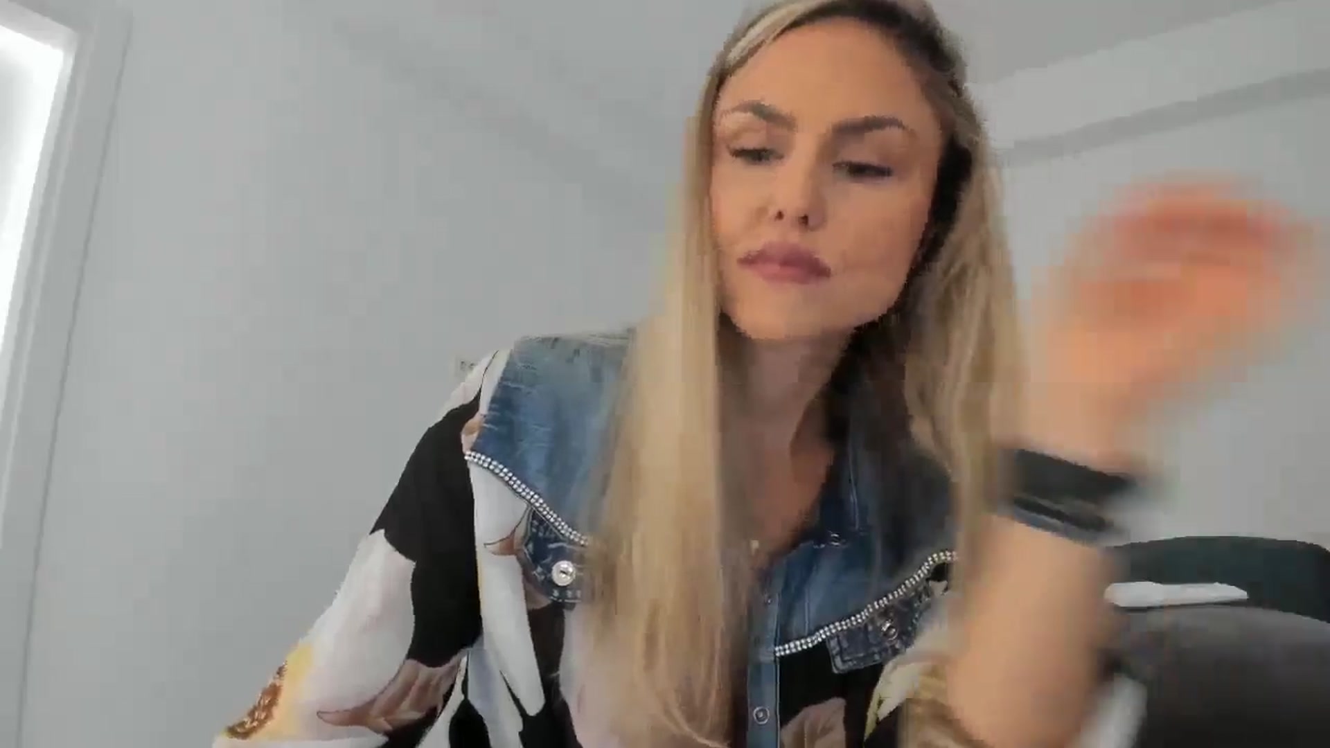 Gallery image thumbnail from SensualBarbie's myfreecams stream on, 08/11/2024, 05:38 image 18 of 20