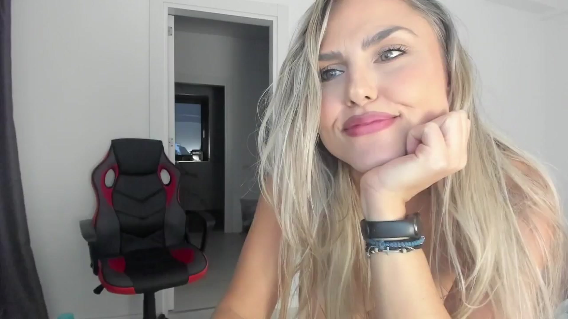 Gallery image thumbnail from SensualBarbie's myfreecams stream on, 11/25/2024, 15:27 image 15 of 20