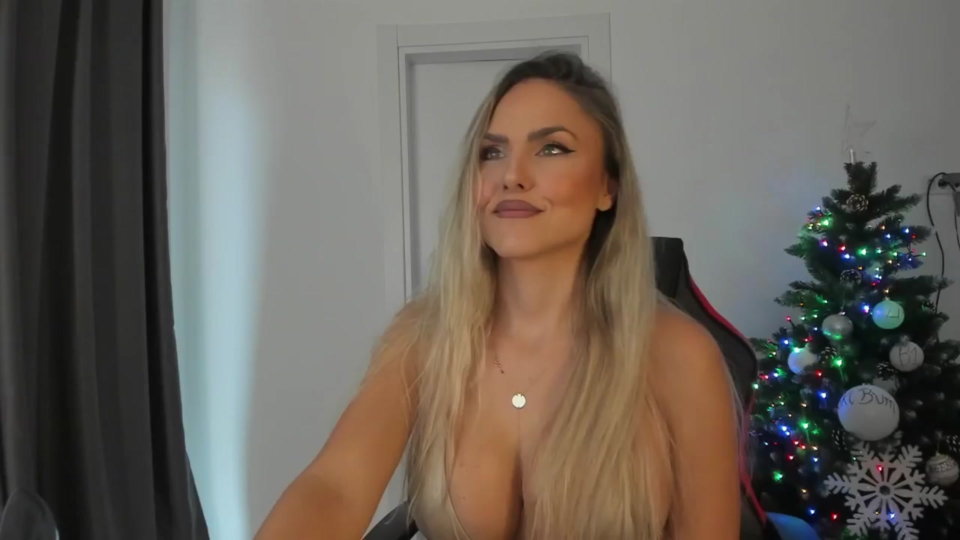 Gallery image thumbnail from SensualBarbie's myfreecams stream on, 12/16/2024, 14:51 image 10 of 20