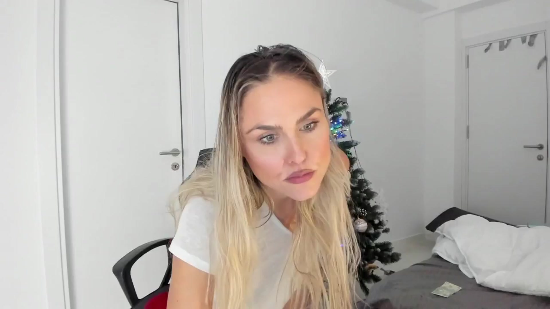 Gallery image thumbnail from SensualBarbie's myfreecams stream on, 12/22/2024, 14:18 image 1 of 20