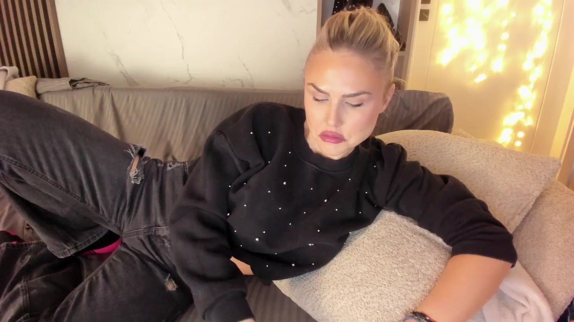 Gallery image thumbnail from SensualBarbie's myfreecams stream on, 03/25/2026, 07:32 image 4 of 20