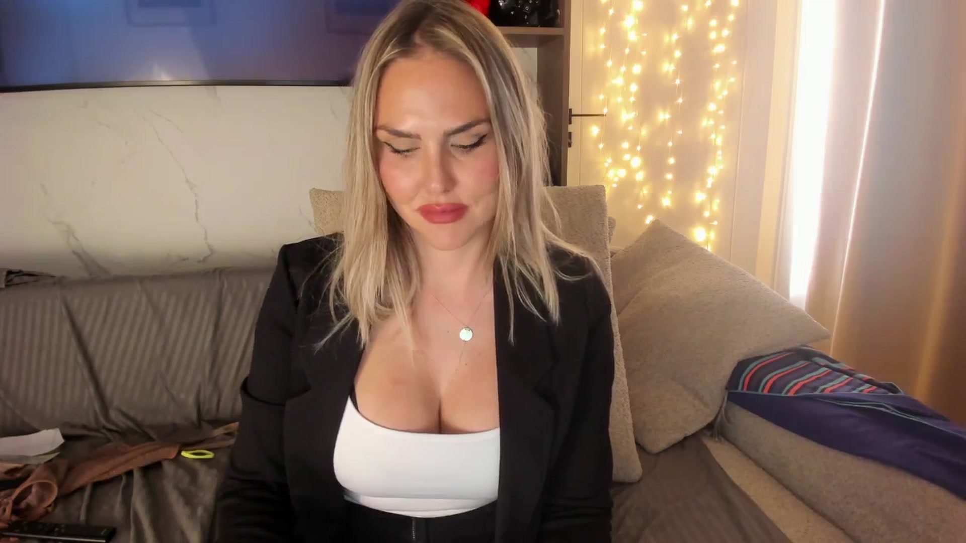 Gallery image thumbnail from SensualBarbie's myfreecams stream on, 04/15/2026, 12:36 image 9 of 20