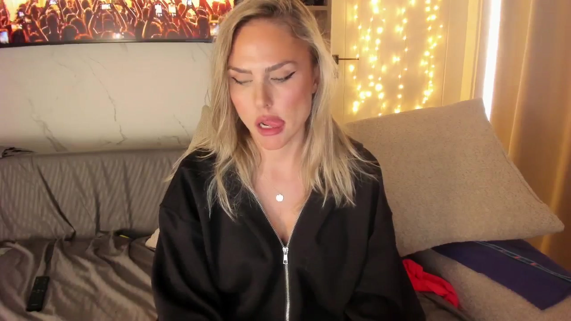 Gallery image thumbnail from SensualBarbie's myfreecams stream on, 04/16/2026, 11:24 image 11 of 20