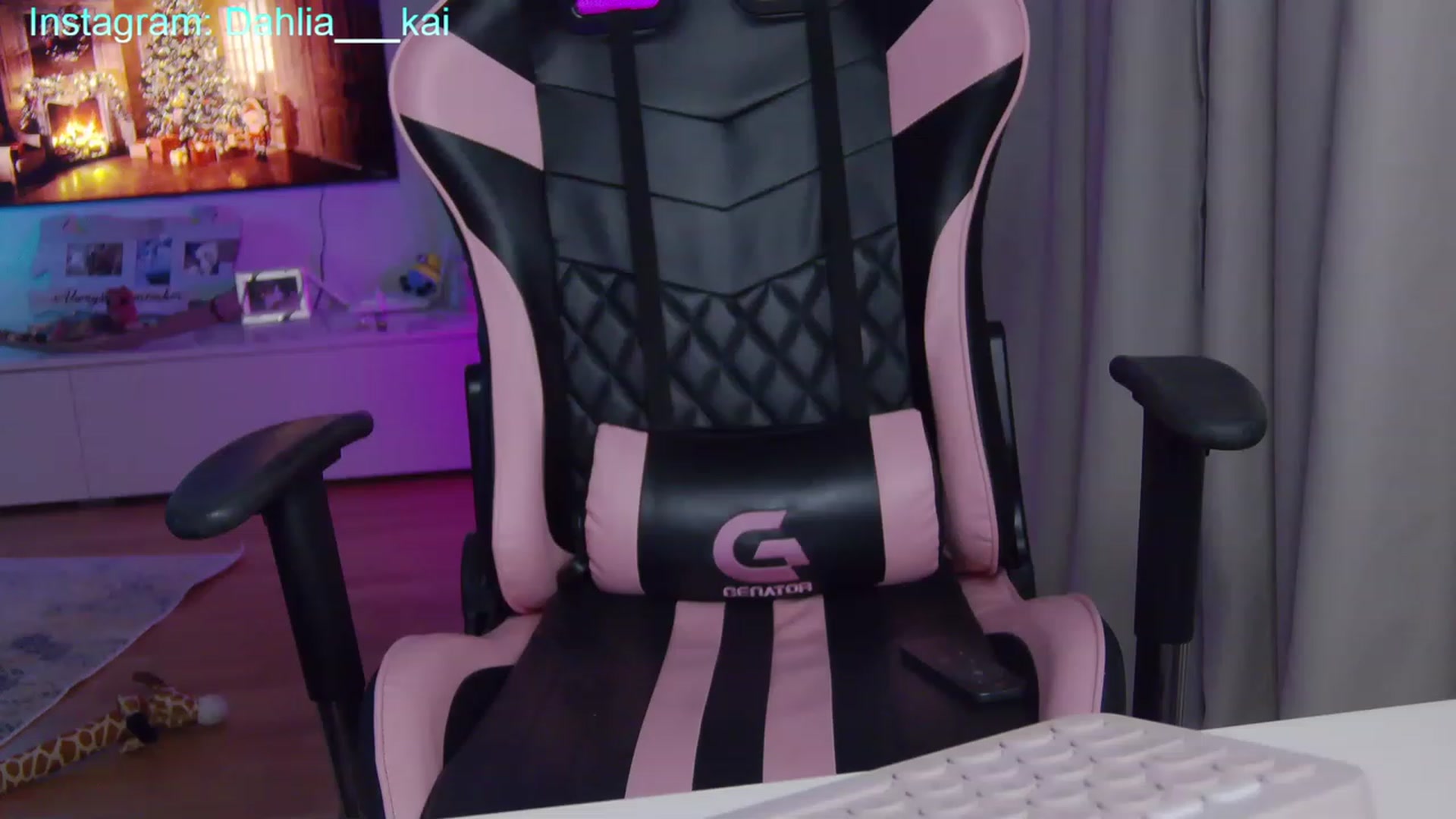 Gallery image thumbnail from SensualKooky's myfreecams stream on, 12/20/2022, 23:20 image 9 of 20
