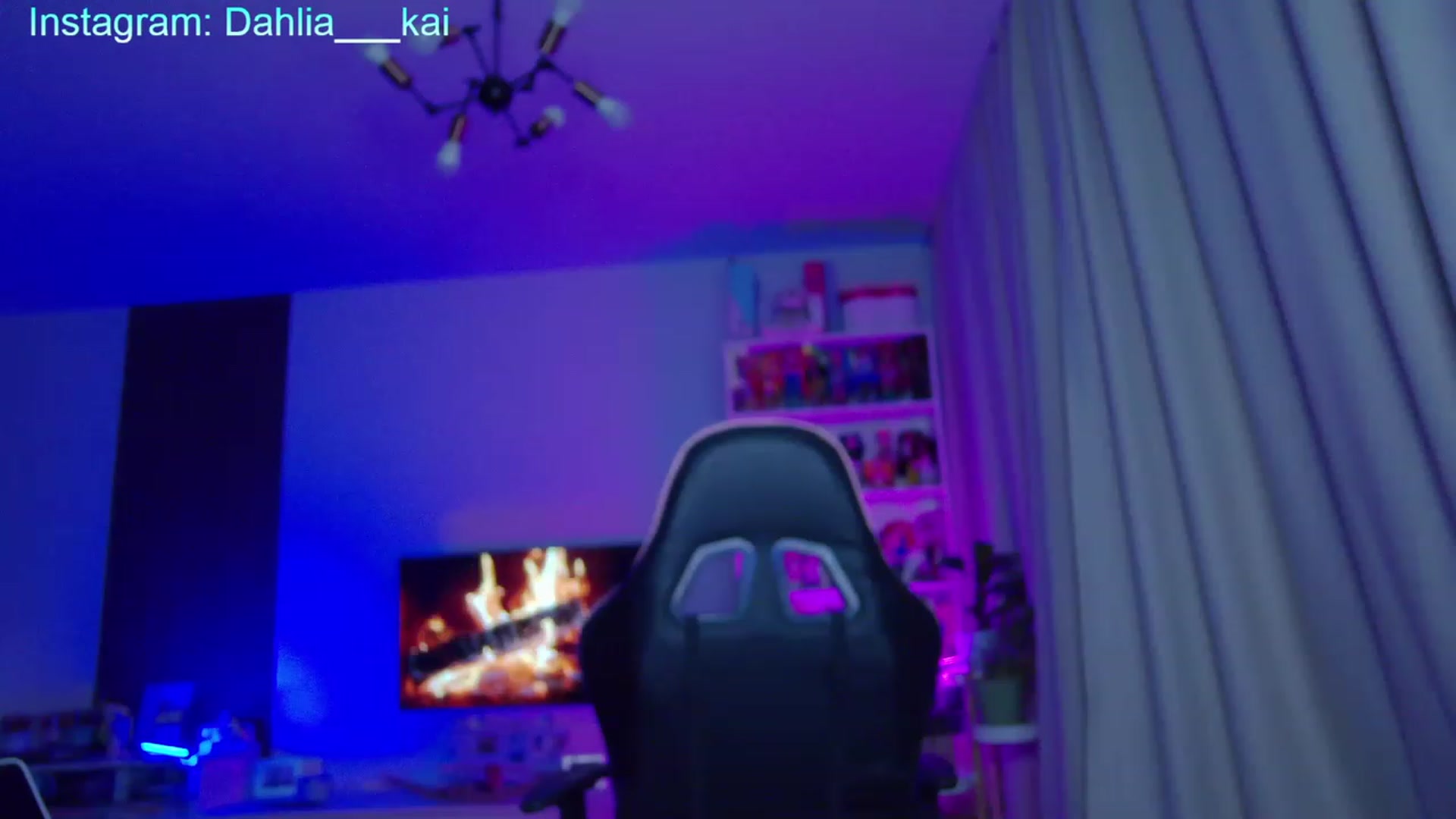 Gallery image thumbnail from SensualKooky's myfreecams stream on, 12/27/2022, 24:37 image 14 of 20