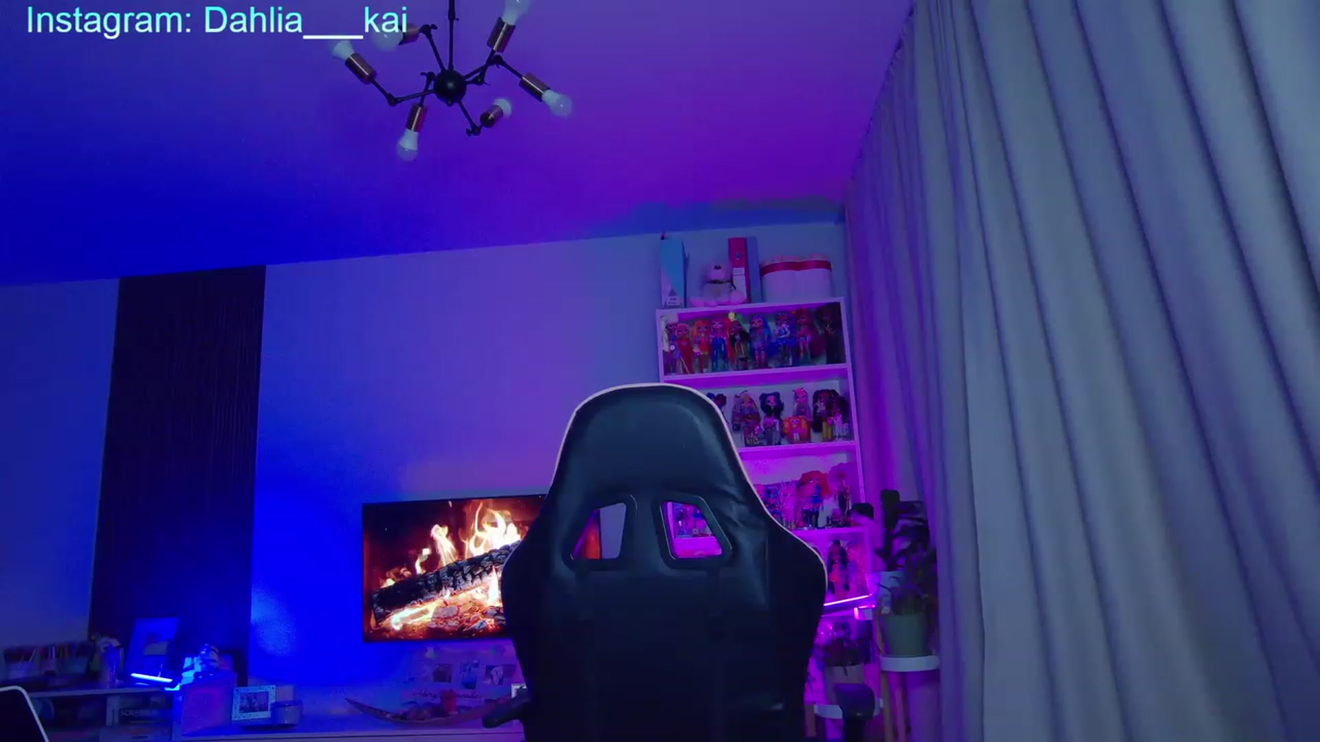 Gallery image thumbnail from SensualKooky's myfreecams stream on, 12/27/2022, 24:37 image 13 of 20
