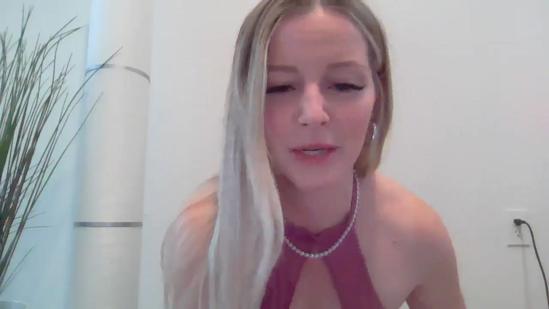 Gallery image thumbnail from SensualSarah1's myfreecams stream on, 12/17/2024, 20:47 image 4 of 20
