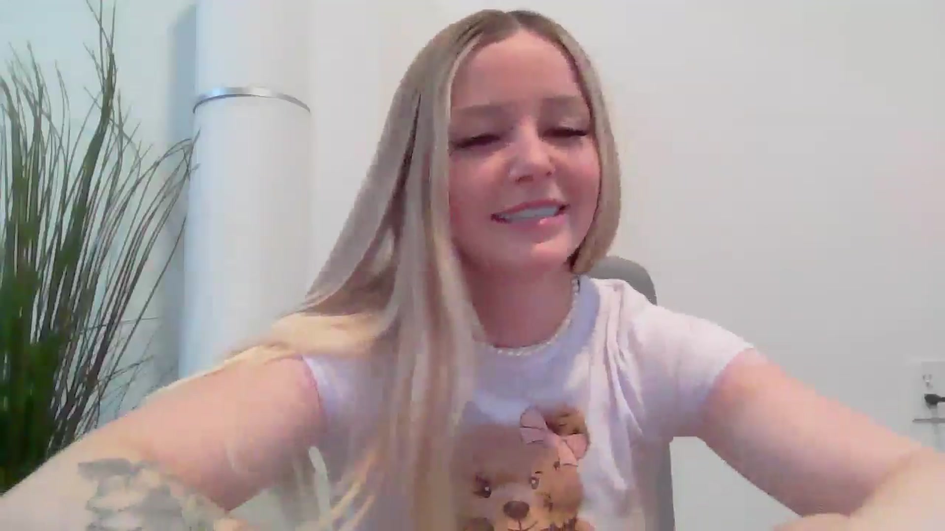 Gallery image thumbnail from SensualSarah1's myfreecams stream on, 12/24/2024, 03:34 image 3 of 20