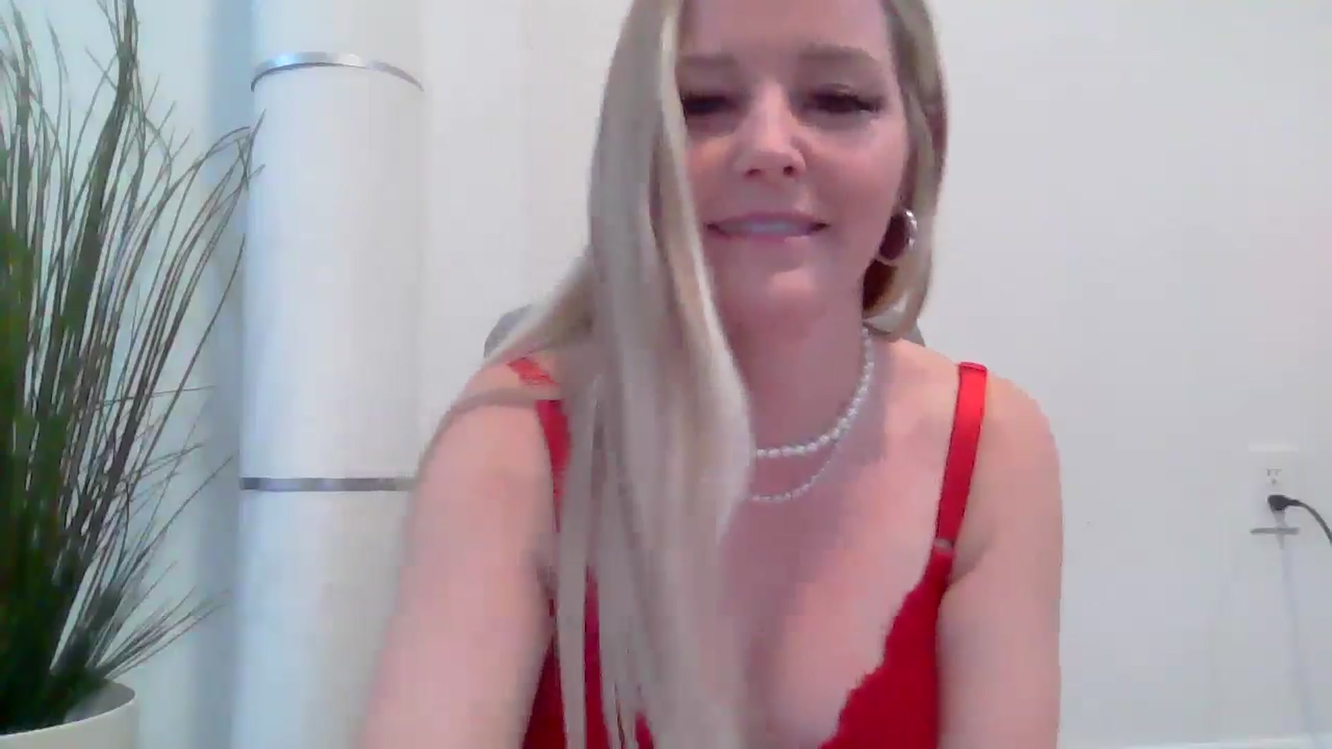 Gallery image thumbnail from SensualSarah1's myfreecams stream on, 12/24/2024, 03:34 image 14 of 20