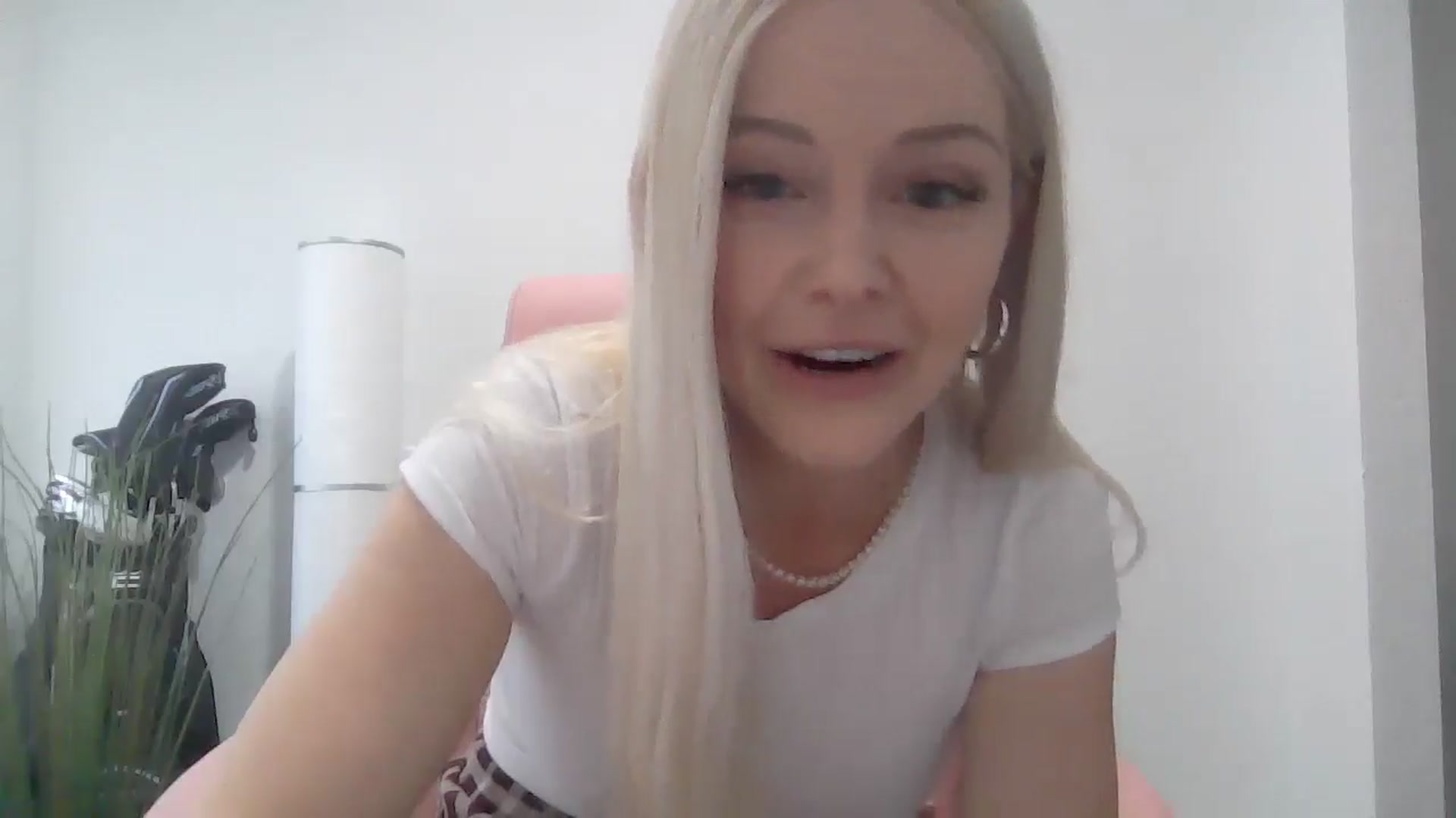 Gallery image thumbnail from SensualSarah1's myfreecams stream on, 03/24/2025, 23:11 image 2 of 20