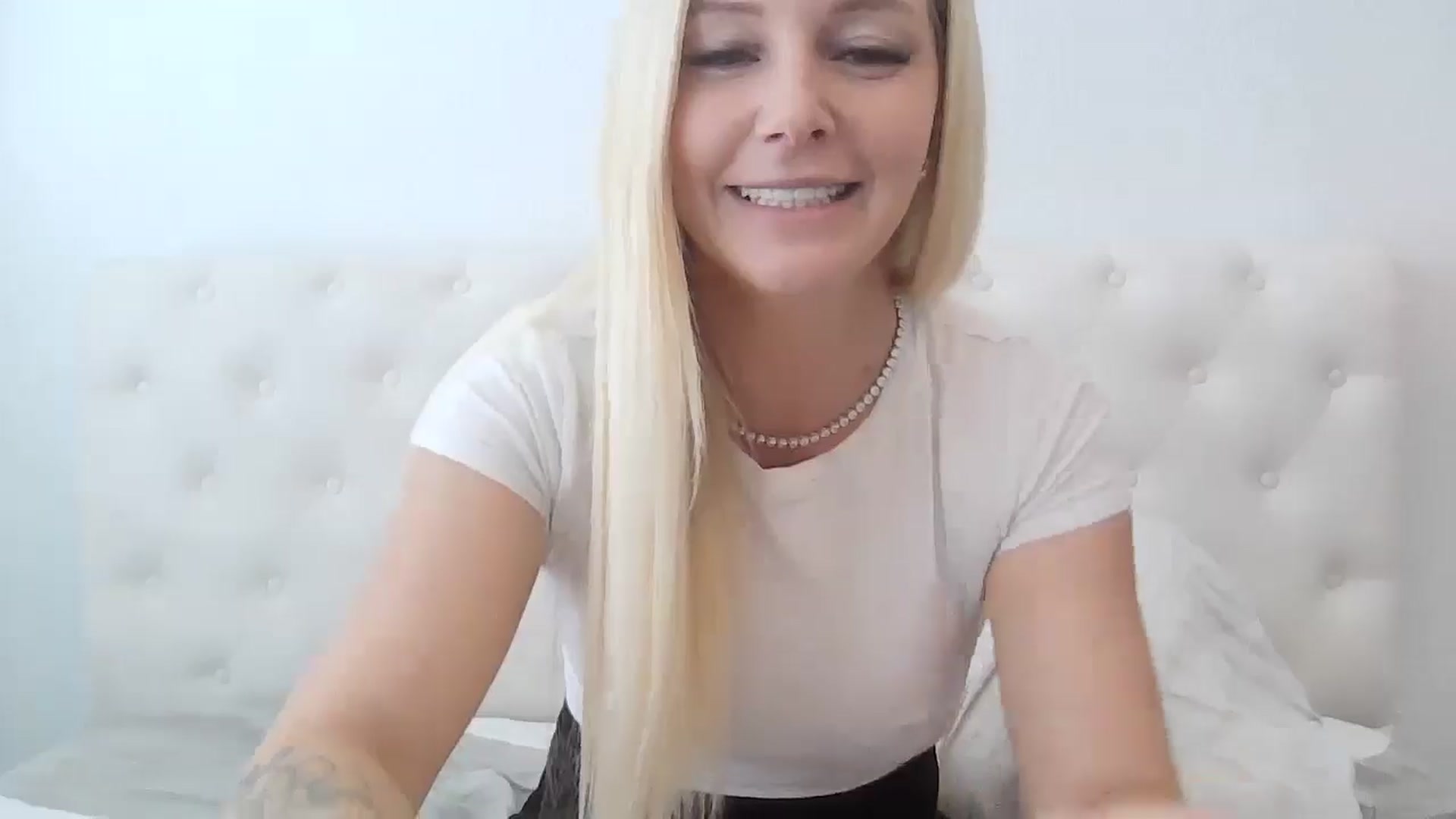 Gallery image thumbnail from SensualSarah1's myfreecams stream on, 09/29/2025, 18:17 image 17 of 20
