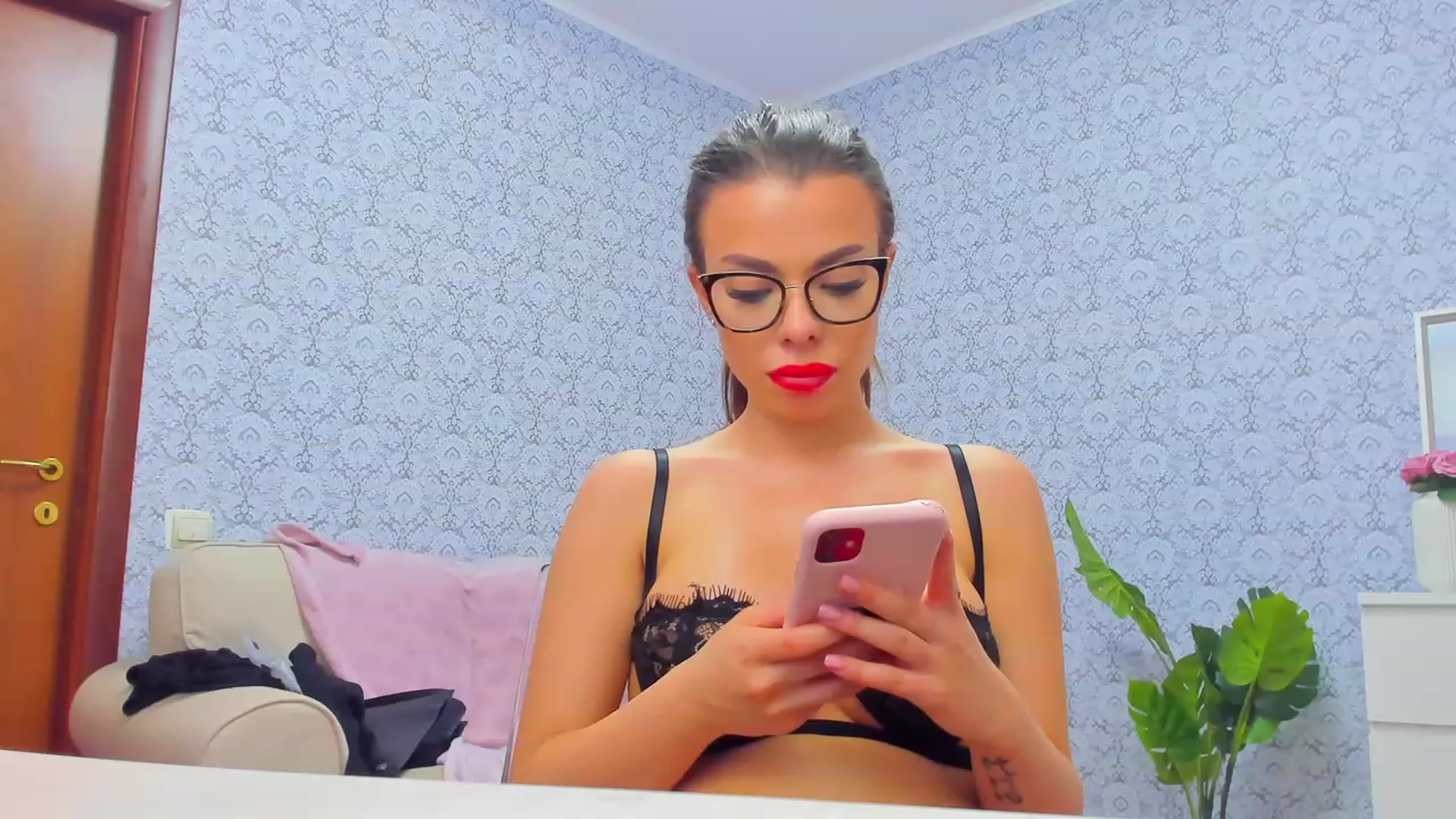 Gallery image thumbnail from SeraVonD's myfreecams stream on, 11/19/2022, 04:38 image 20 of 20