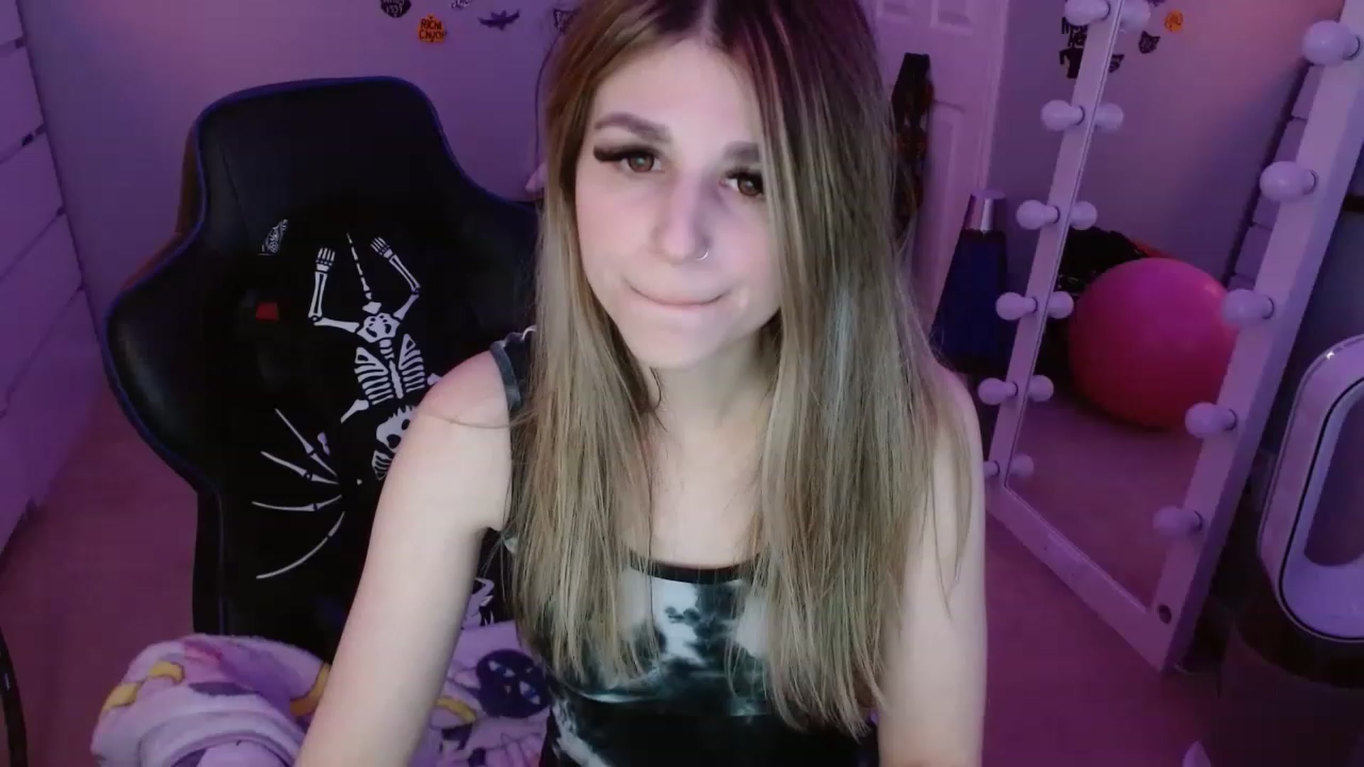 Gallery image thumbnail from Serafina's myfreecams stream on, 12/07/2022, 05:09 image 2 of 20