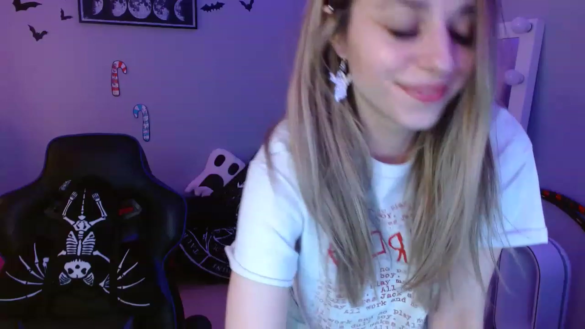 Gallery image thumbnail from Serafina's myfreecams stream on, 12/13/2022, 04:05 image 3 of 20