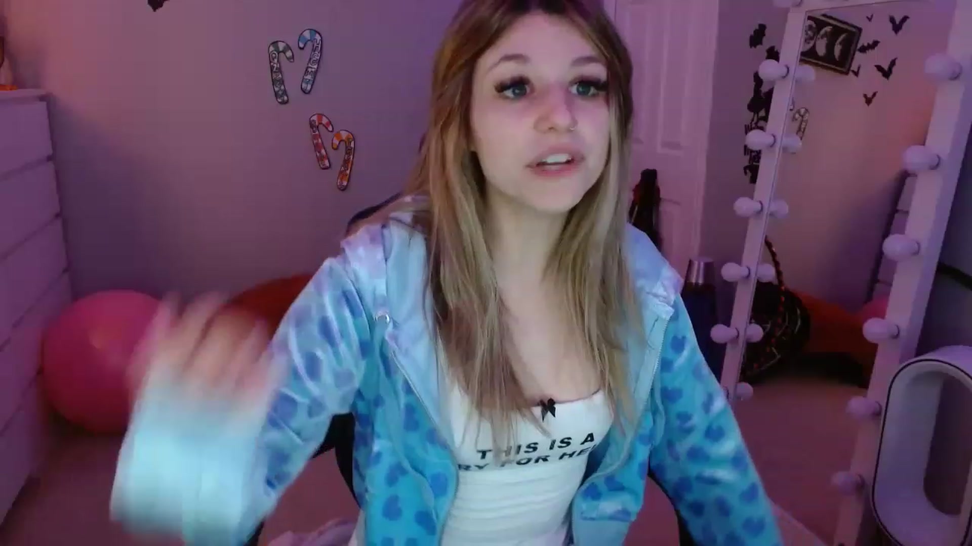 Gallery image thumbnail from Serafina's myfreecams stream on, 12/15/2022, 06:25 image 6 of 20