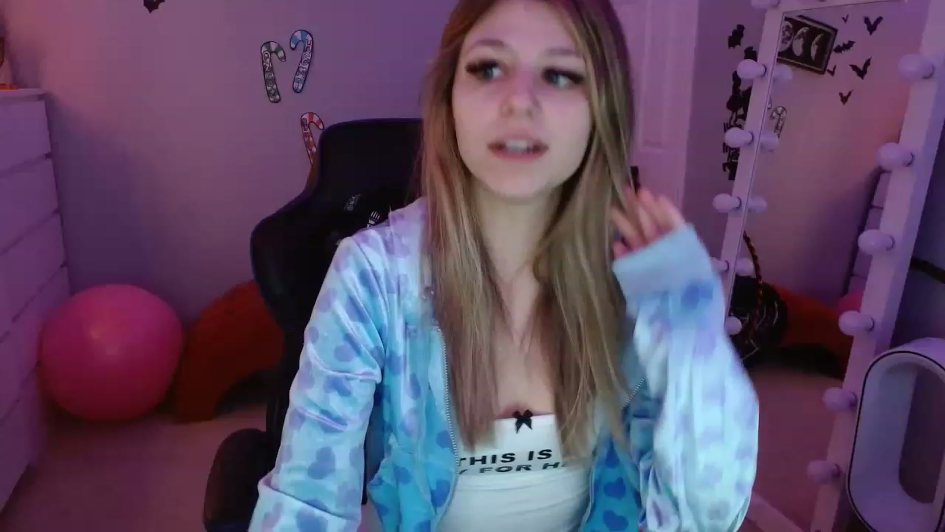 Gallery image thumbnail from Serafina's myfreecams stream on, 12/15/2022, 06:25 image 1 of 20