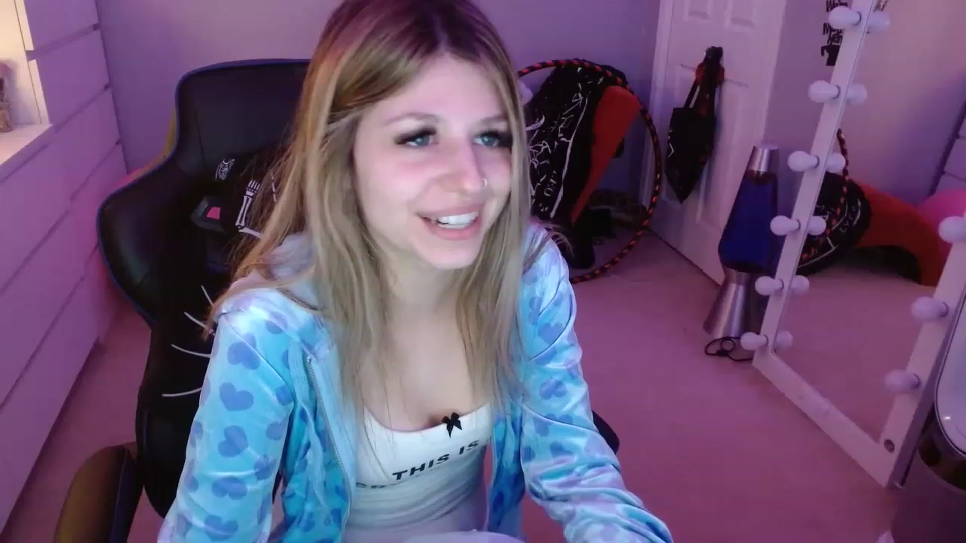 Gallery image thumbnail from Serafina's myfreecams stream on, 12/15/2022, 06:25 image 20 of 20