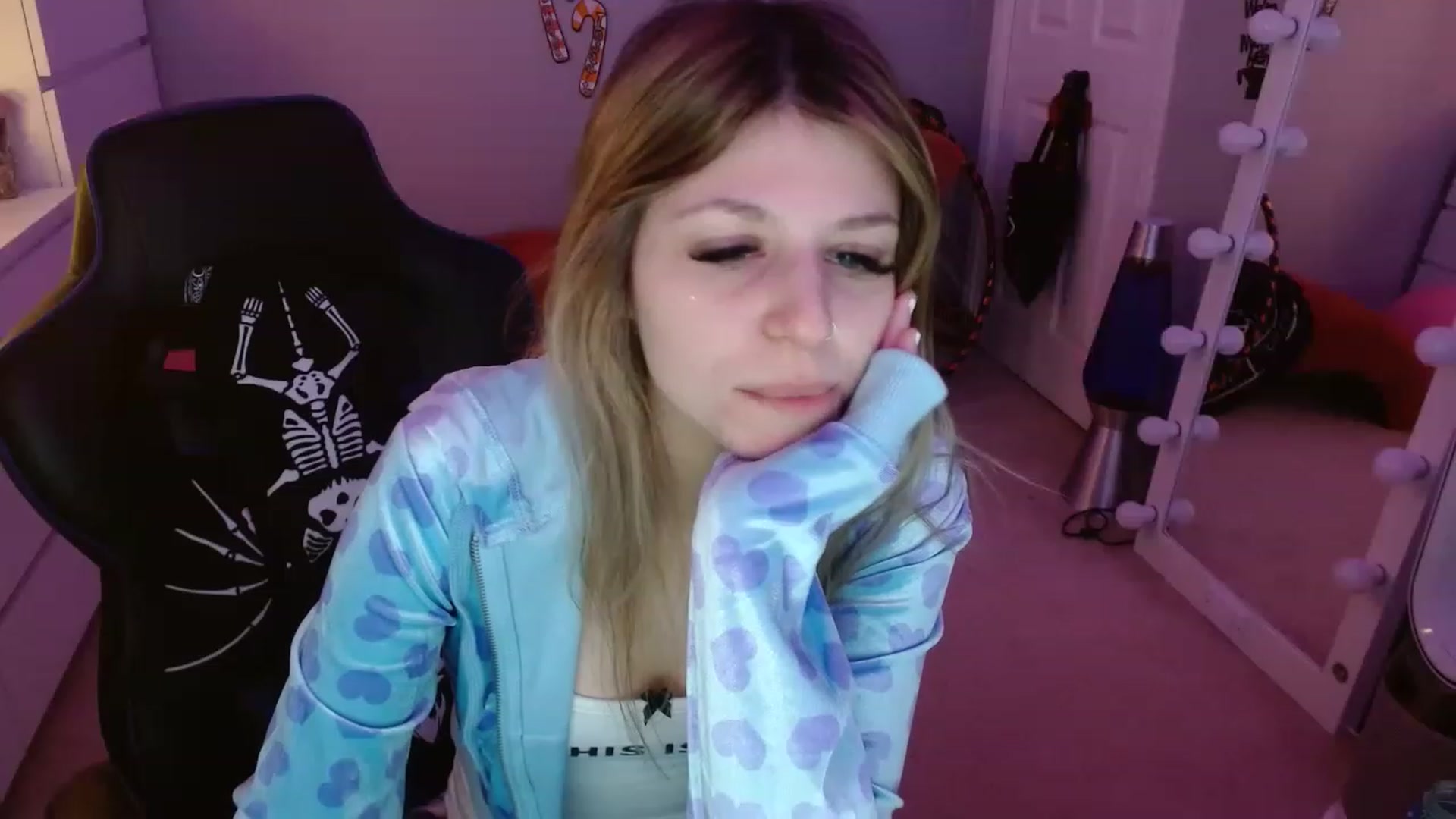 Gallery image thumbnail from Serafina's myfreecams stream on, 12/15/2022, 06:25 image 17 of 20