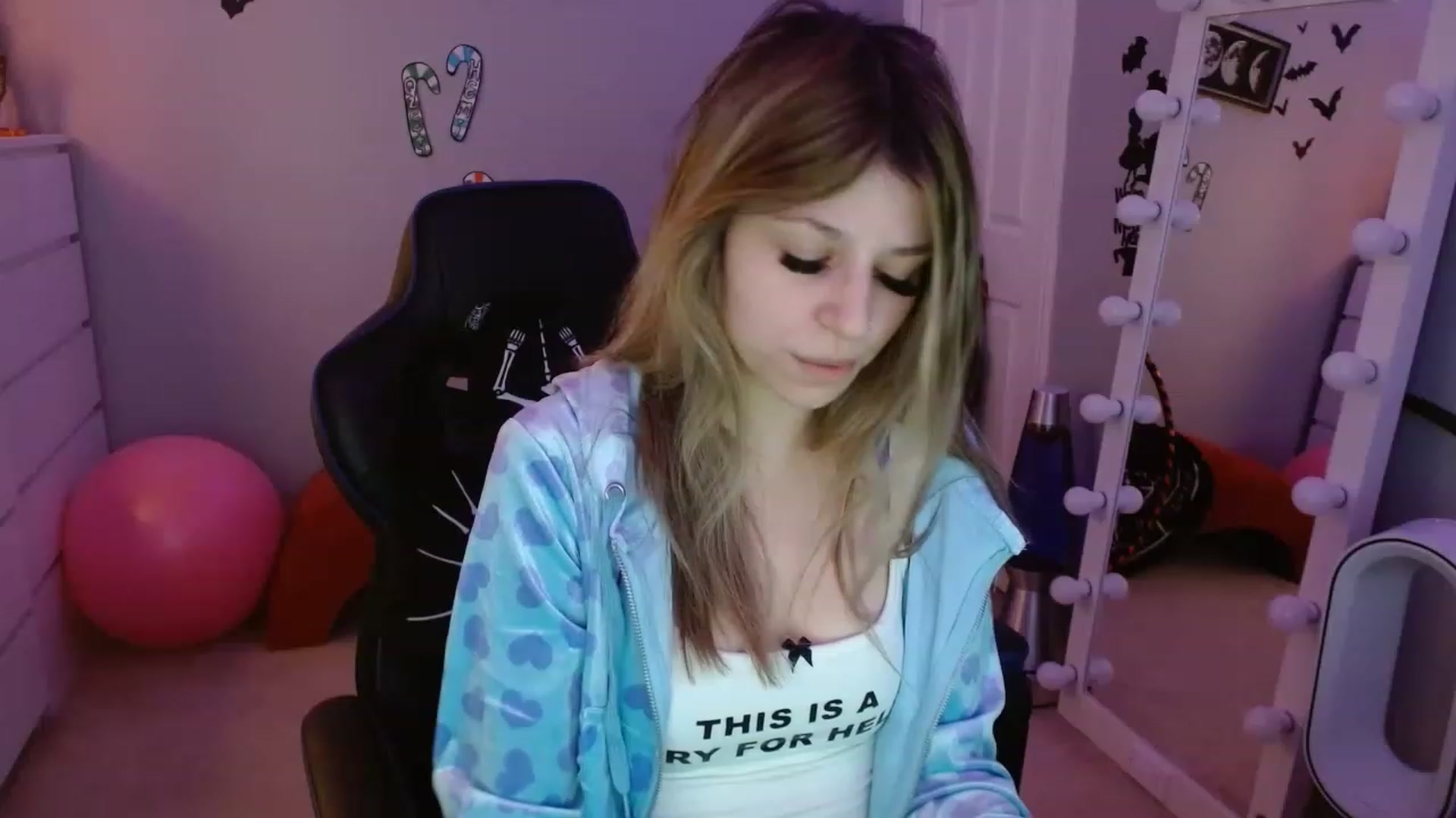 Gallery image thumbnail from Serafina's myfreecams stream on, 12/15/2022, 06:25 image 4 of 20
