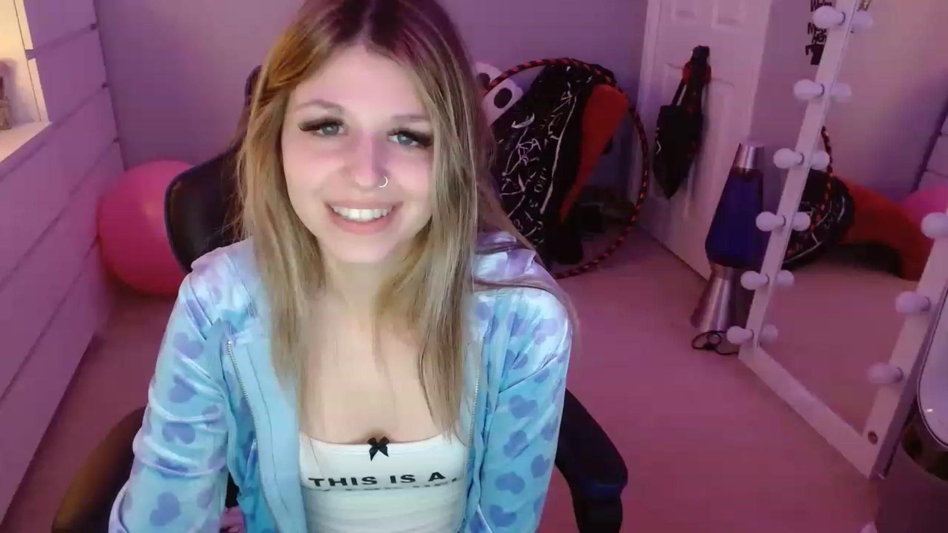 Gallery image thumbnail from Serafina's myfreecams stream on, 12/15/2022, 06:25 image 19 of 20