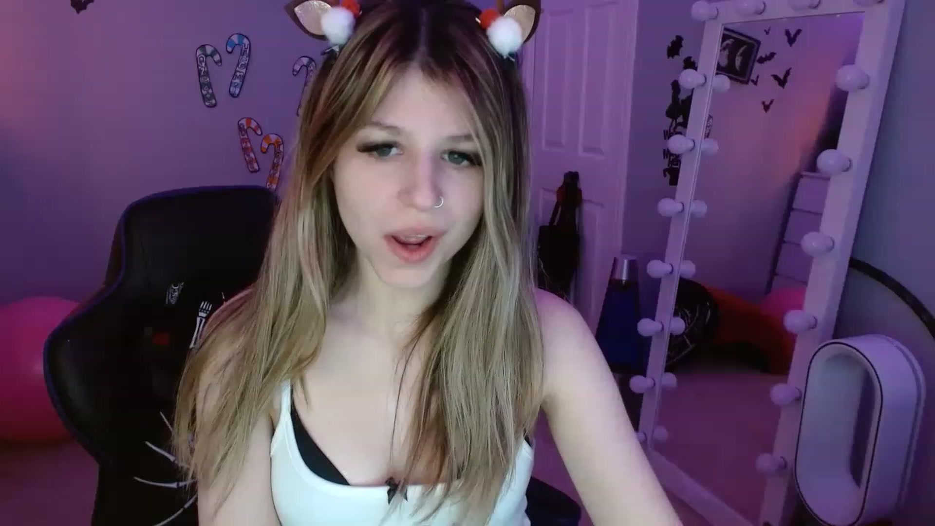 Gallery image thumbnail from Serafina's myfreecams stream on, 12/16/2022, 08:32 image 8 of 20
