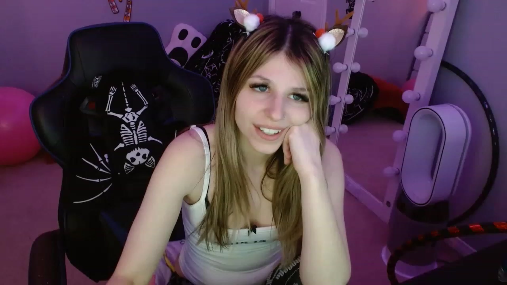 Gallery image thumbnail from Serafina's myfreecams stream on, 12/16/2022, 08:32 image 11 of 20