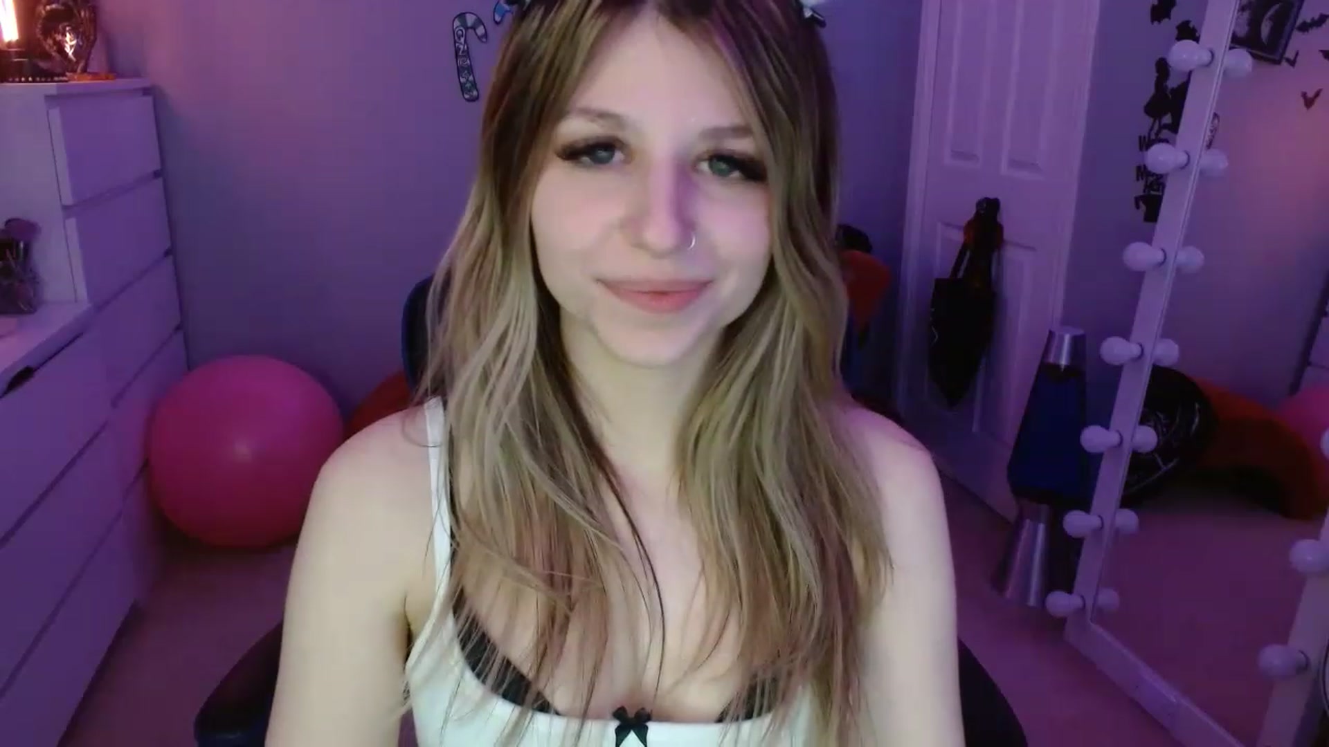 Gallery image thumbnail from Serafina's myfreecams stream on, 12/16/2022, 08:32 image 20 of 20