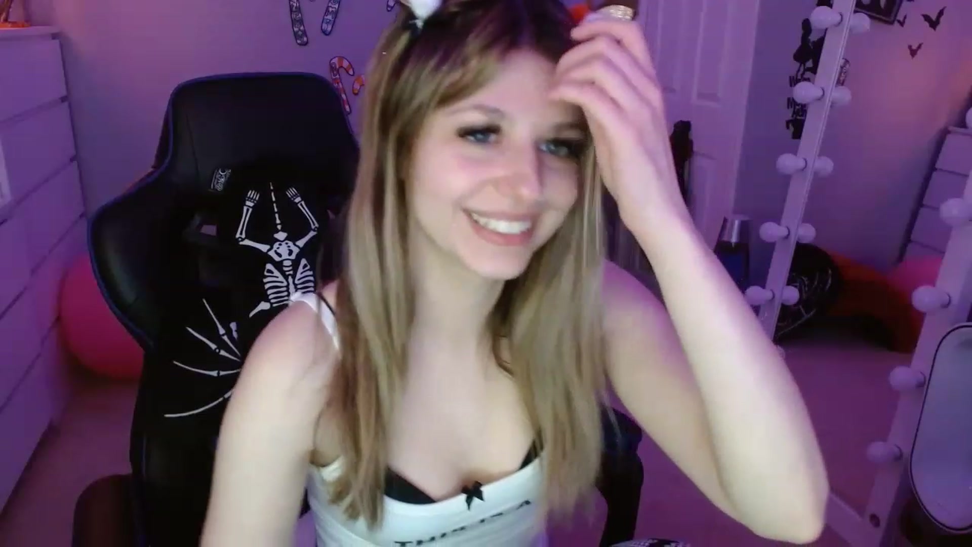 Gallery image thumbnail from Serafina's myfreecams stream on, 12/16/2022, 08:32 image 19 of 20