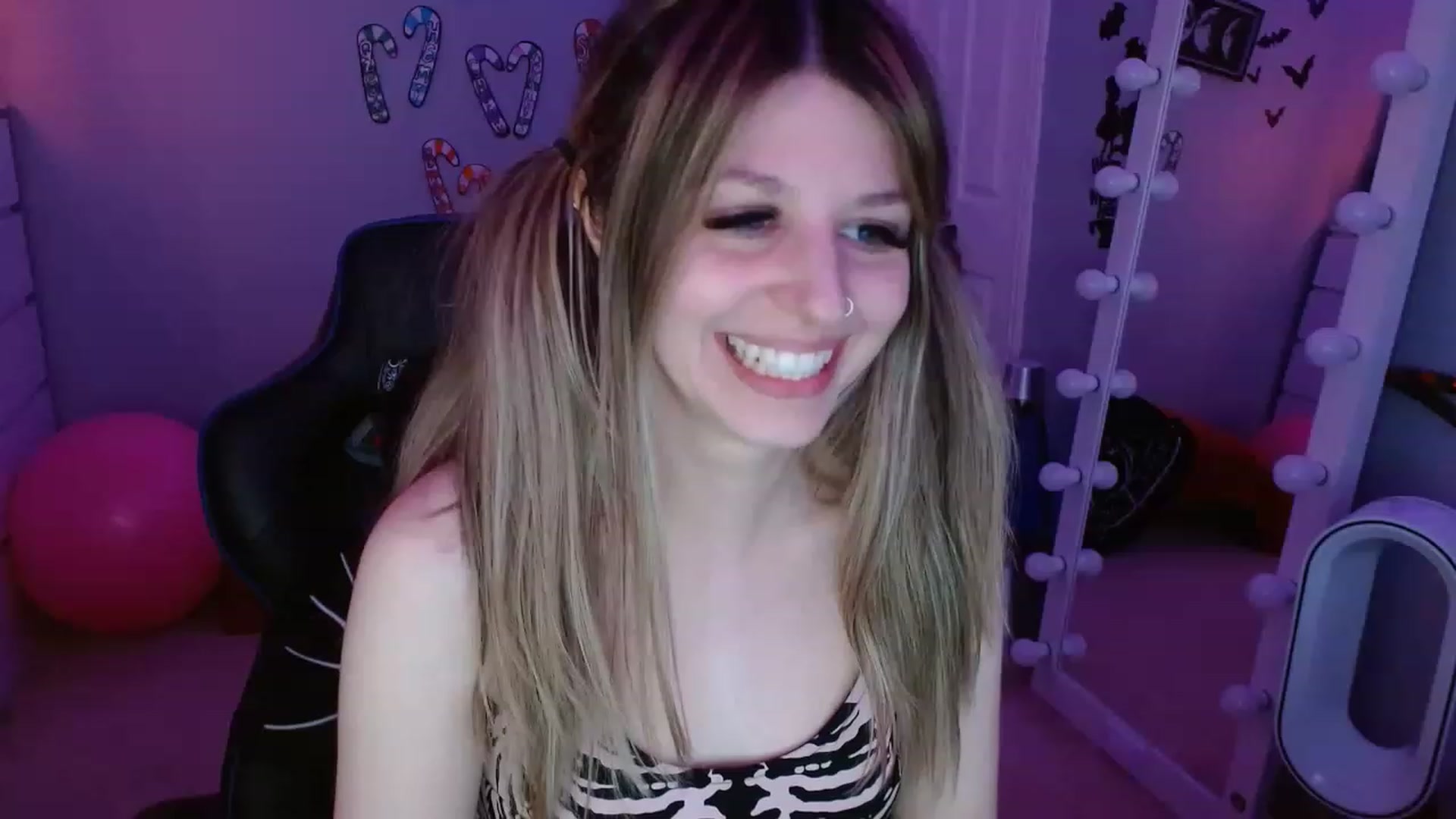 Gallery image thumbnail from Serafina's myfreecams stream on, 12/17/2022, 07:17 image 8 of 20