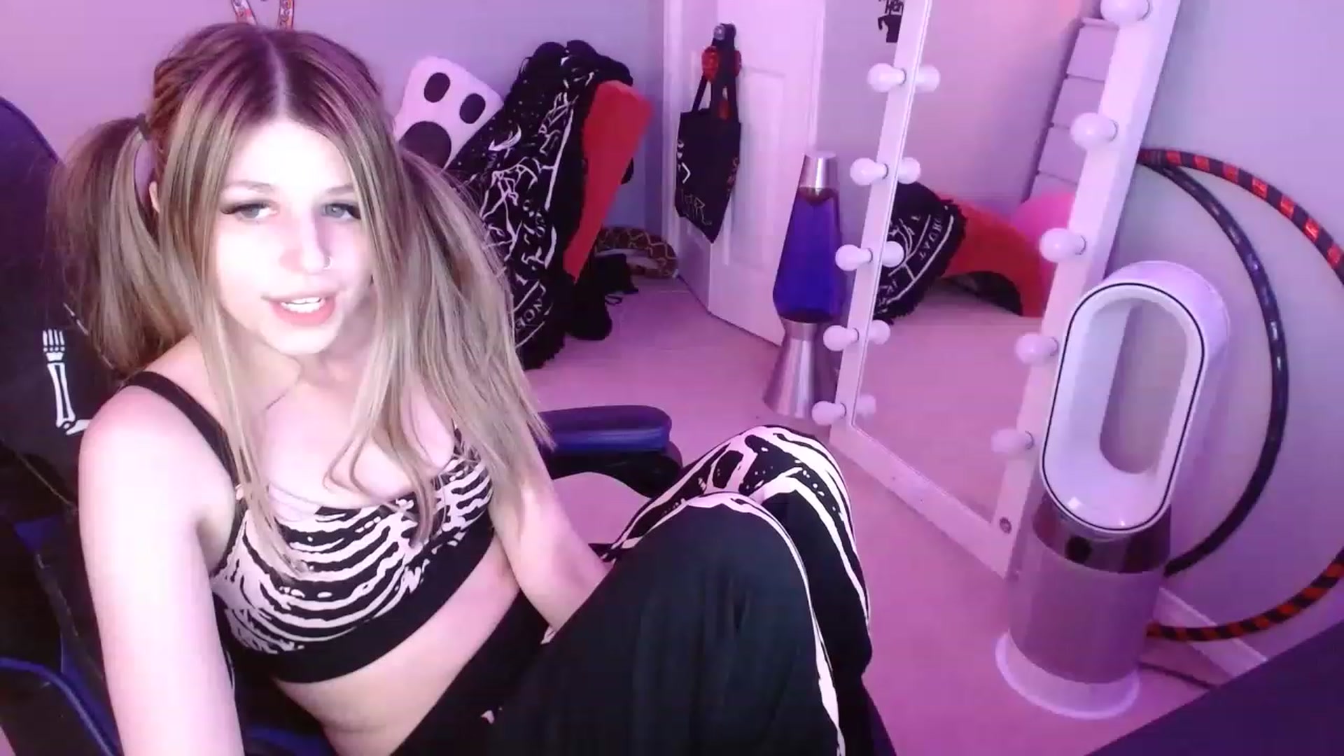 Gallery image thumbnail from Serafina's myfreecams stream on, 12/17/2022, 07:17 image 10 of 20