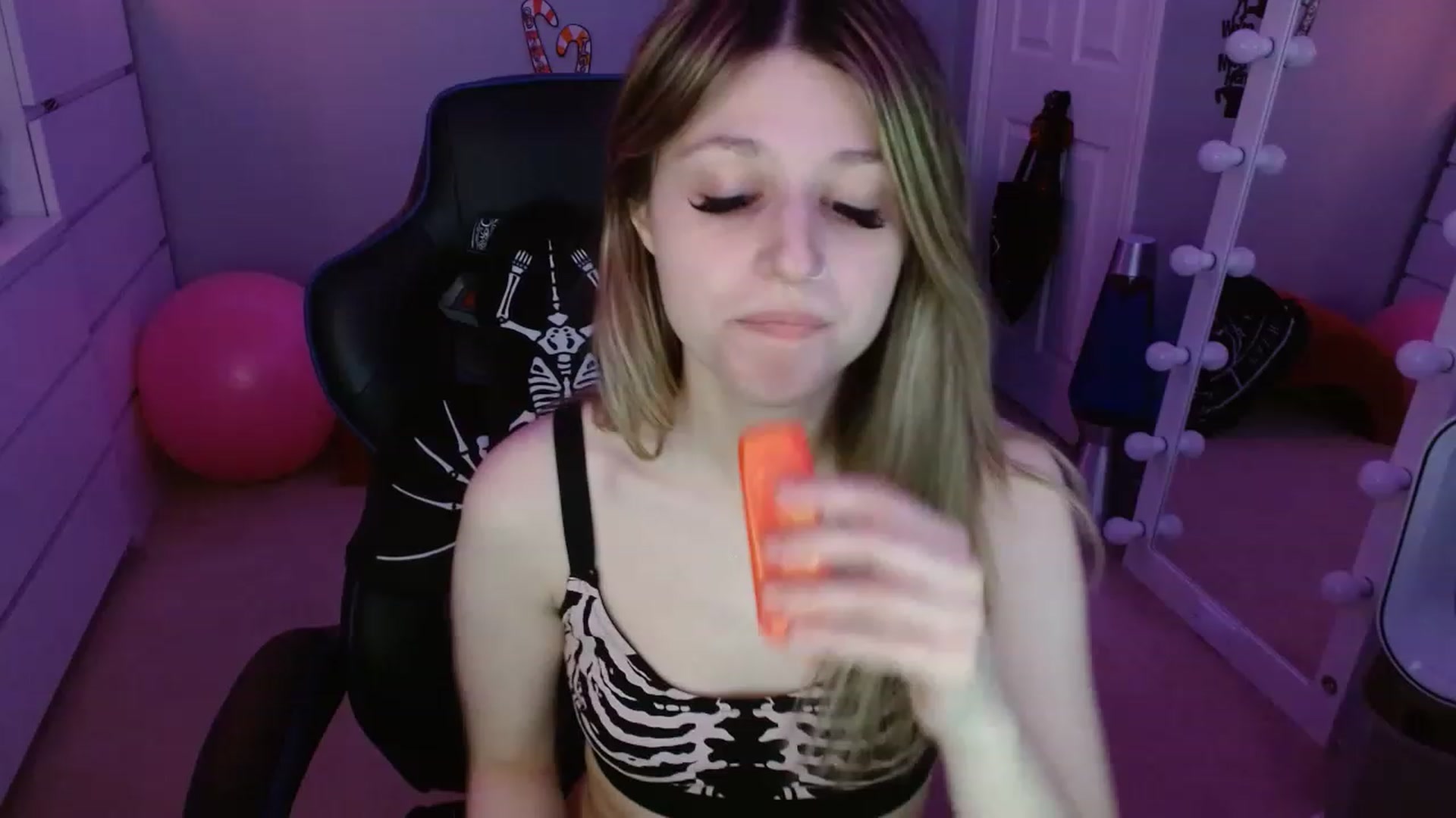 Gallery image thumbnail from Serafina's myfreecams stream on, 12/17/2022, 07:17 image 4 of 20