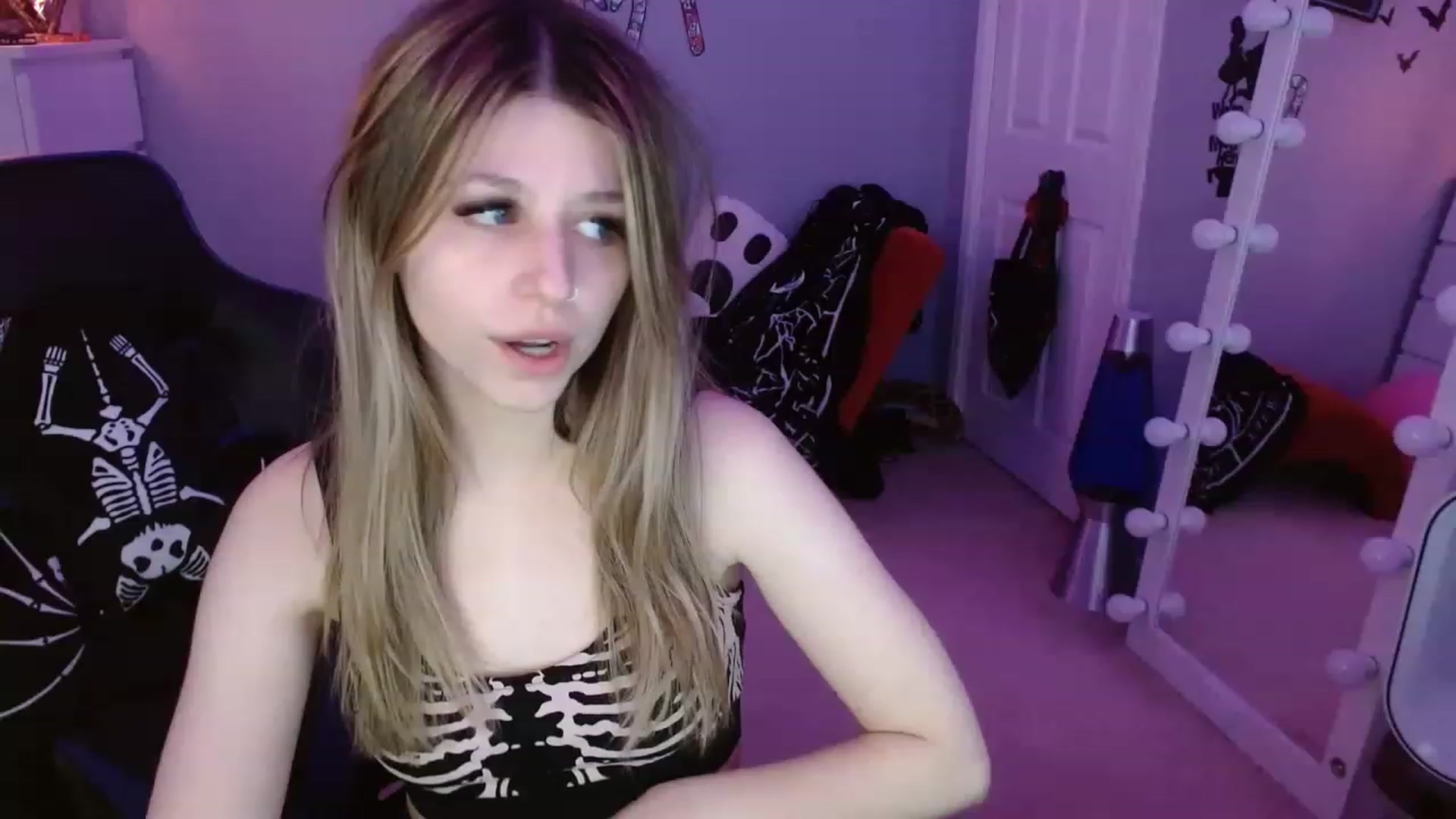 Gallery image thumbnail from Serafina's myfreecams stream on, 12/17/2022, 07:17 image 2 of 20