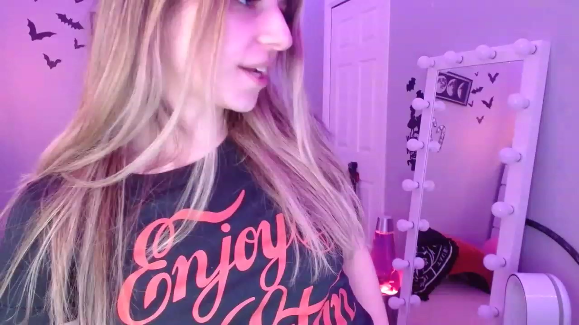 Gallery image thumbnail from Serafina's myfreecams stream on, 12/18/2022, 09:12 image 11 of 20