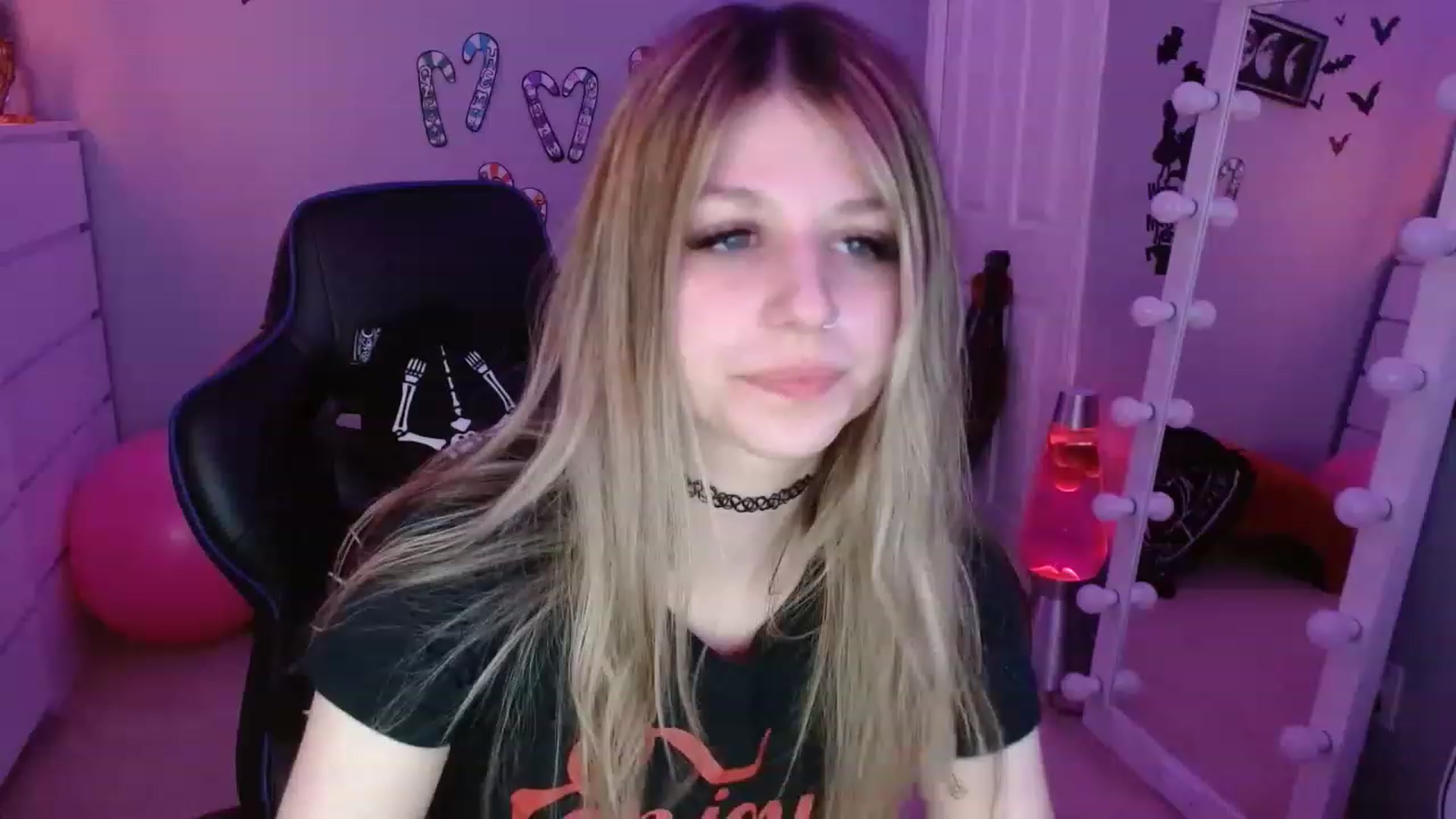 Gallery image thumbnail from Serafina's myfreecams stream on, 12/18/2022, 09:34 image 18 of 20