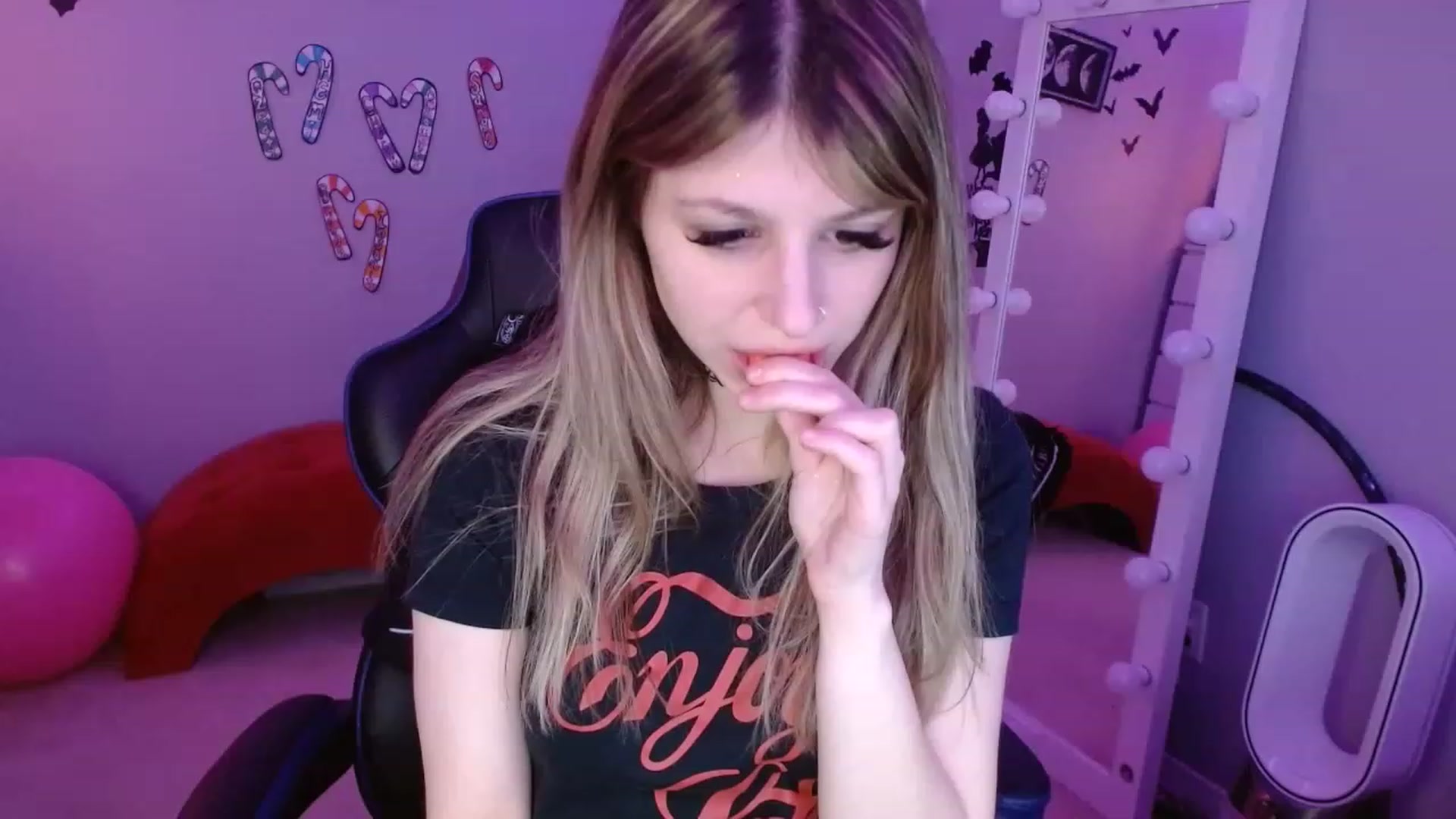 Gallery image thumbnail from Serafina's myfreecams stream on, 12/18/2022, 09:34 image 10 of 20