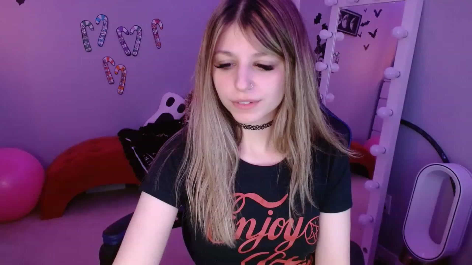 Gallery image thumbnail from Serafina's myfreecams stream on, 12/18/2022, 09:34 image 6 of 20