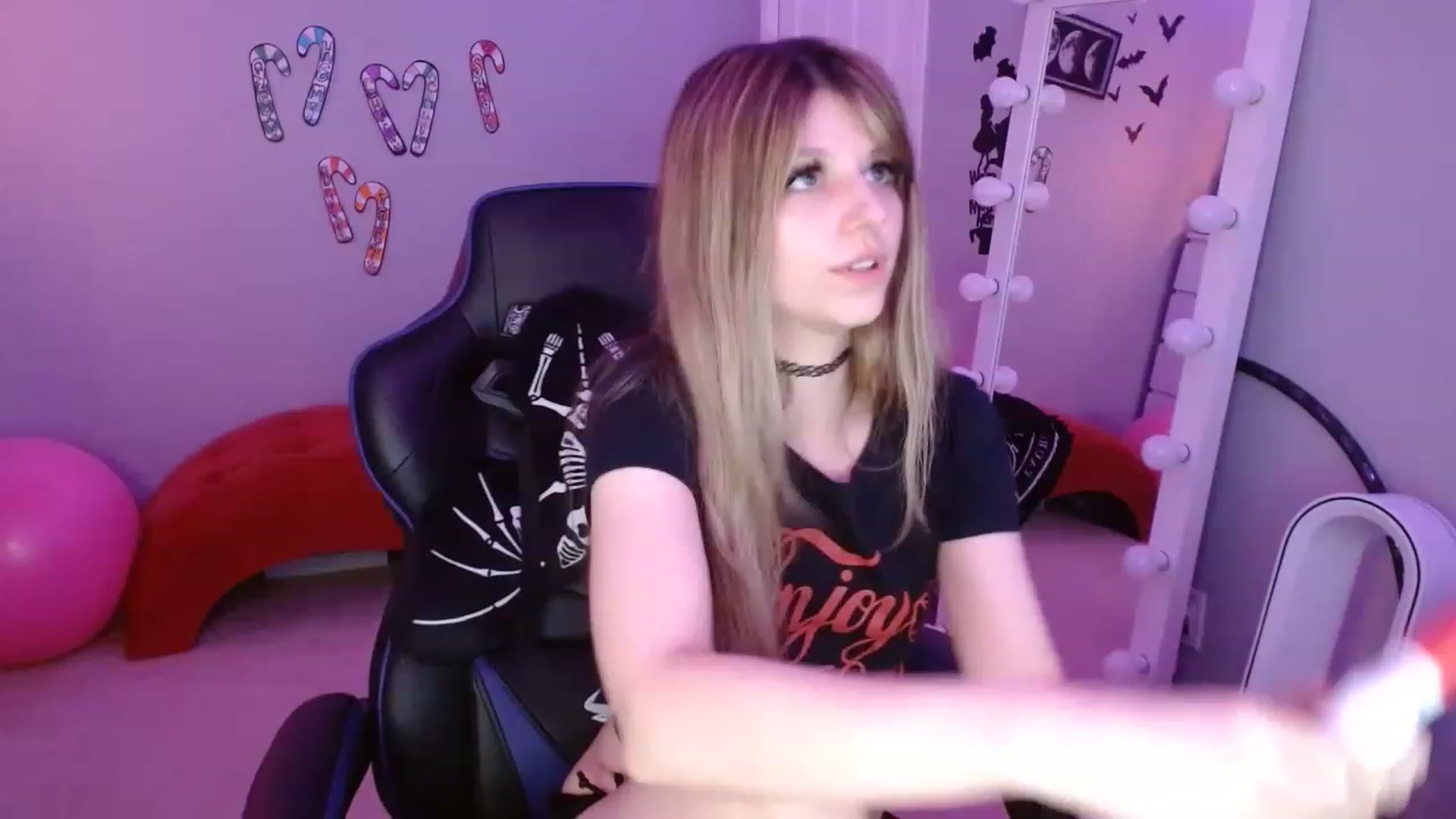 Gallery image thumbnail from Serafina's myfreecams stream on, 12/18/2022, 09:34 image 5 of 20