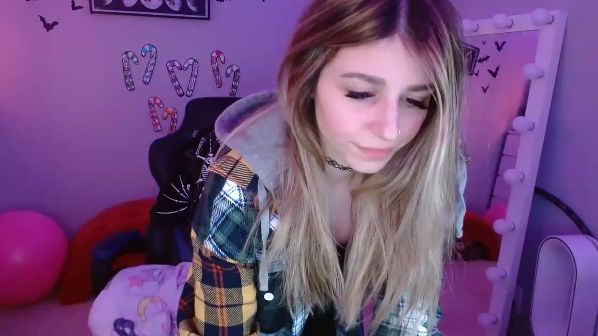 Gallery image thumbnail from Serafina's myfreecams stream on, 12/19/2022, 05:17 image 18 of 20