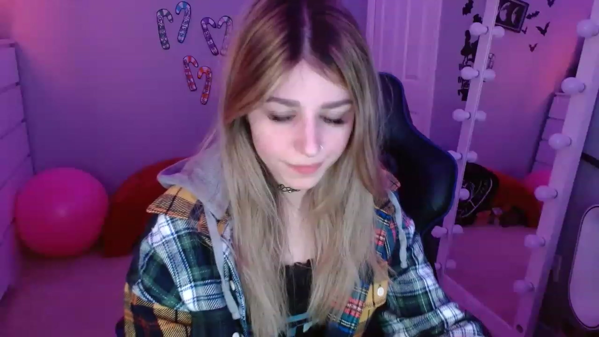 Gallery image thumbnail from Serafina's myfreecams stream on, 12/19/2022, 05:17 image 8 of 20