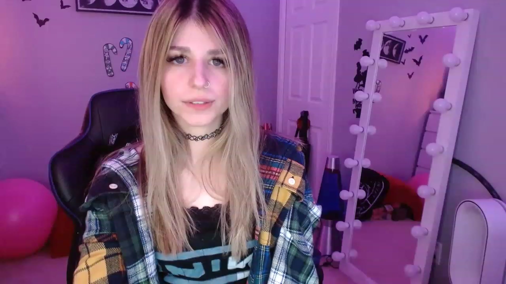 Gallery image thumbnail from Serafina's myfreecams stream on, 12/19/2022, 05:17 image 15 of 20