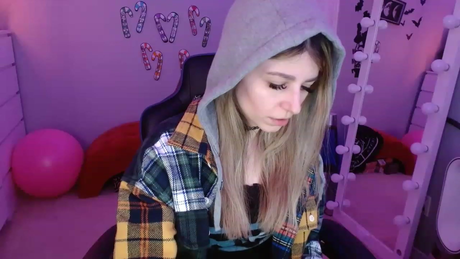 Gallery image thumbnail from Serafina's myfreecams stream on, 12/19/2022, 05:17 image 7 of 20