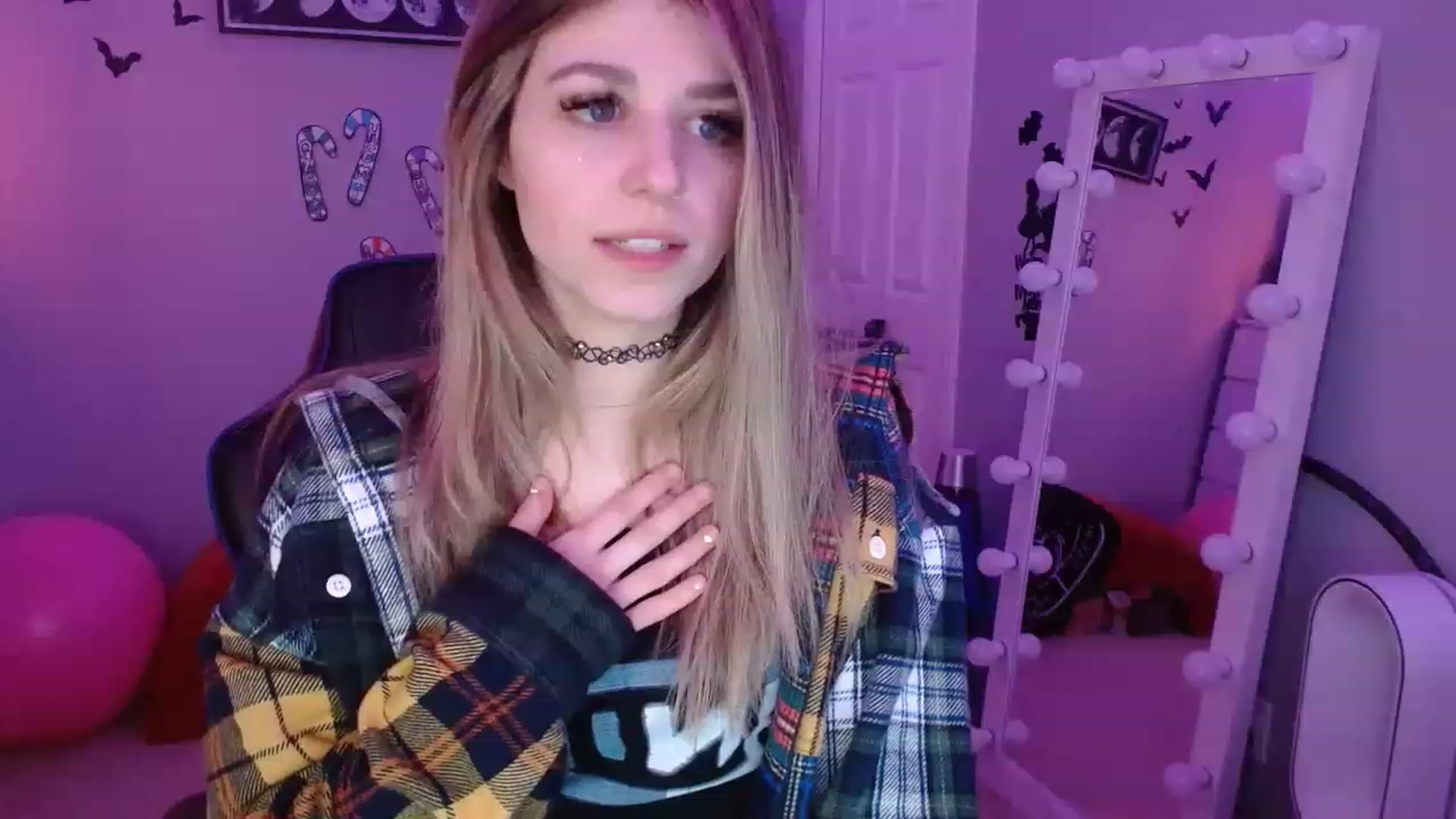 Gallery image thumbnail from Serafina's myfreecams stream on, 12/19/2022, 05:17 image 14 of 20